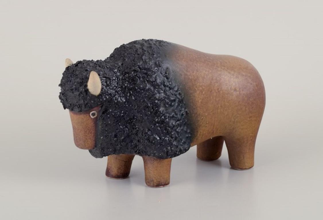 EGO Lidköping, Suède. Sculpture en céramique d'un bison 
Aubergine et glaçage noir. Émaillé à la main.
Vers 1970.
Marqué.
En excellent état, avec un petit défaut de production sur une patte arrière. Veuillez vous référer à la photo.
Dimensions : L