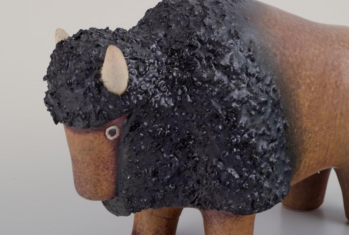 Suédois EGO Lidköping, Suède. Sculpture en céramique d'un bison Environ 1970 en vente