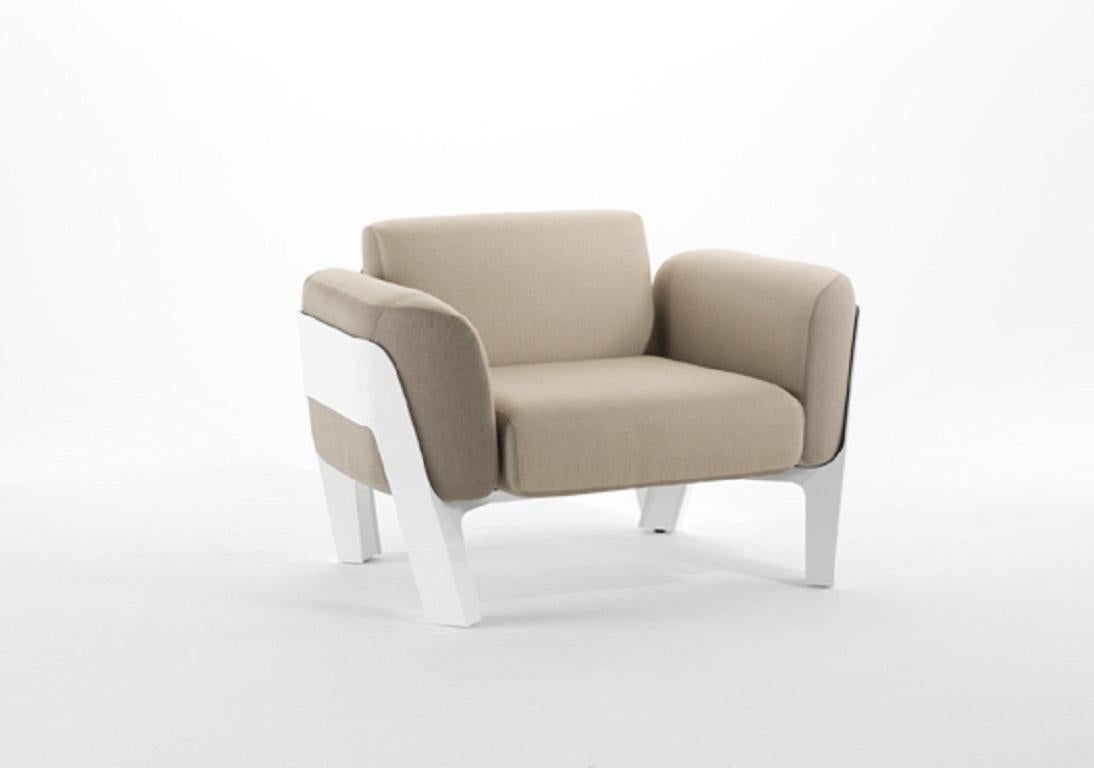 The generous dimensions of the Bienvenue armchair lure you to comfort and conviviality.
Thermo-lacquered aluminum frame.
Bi-color cushions in Sunbrella fabrics.
This piece of furniture comes with adjustable pads.

Other finishes