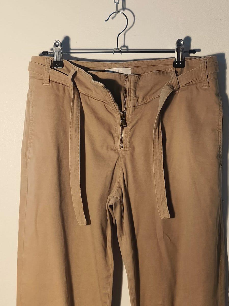 Elegante Vintage-Hose von EGO Sonia de Discio, hergestellt in Italien in den 1990er Jahren.
Diese Hose aus weicher beiger Baumwolle spiegelt die minimalistische und raffinierte Ästhetik wider, die für die italienische Mode dieser Zeit typisch ist.