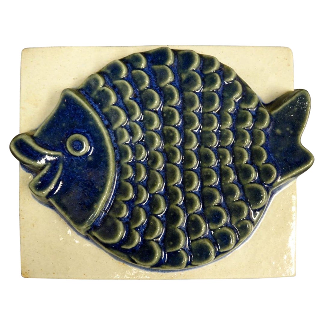 Ego Stengods: Keramik-Wandtafel mit blauen Fischen, Mitte des Jahrhunderts  Schweden im Angebot