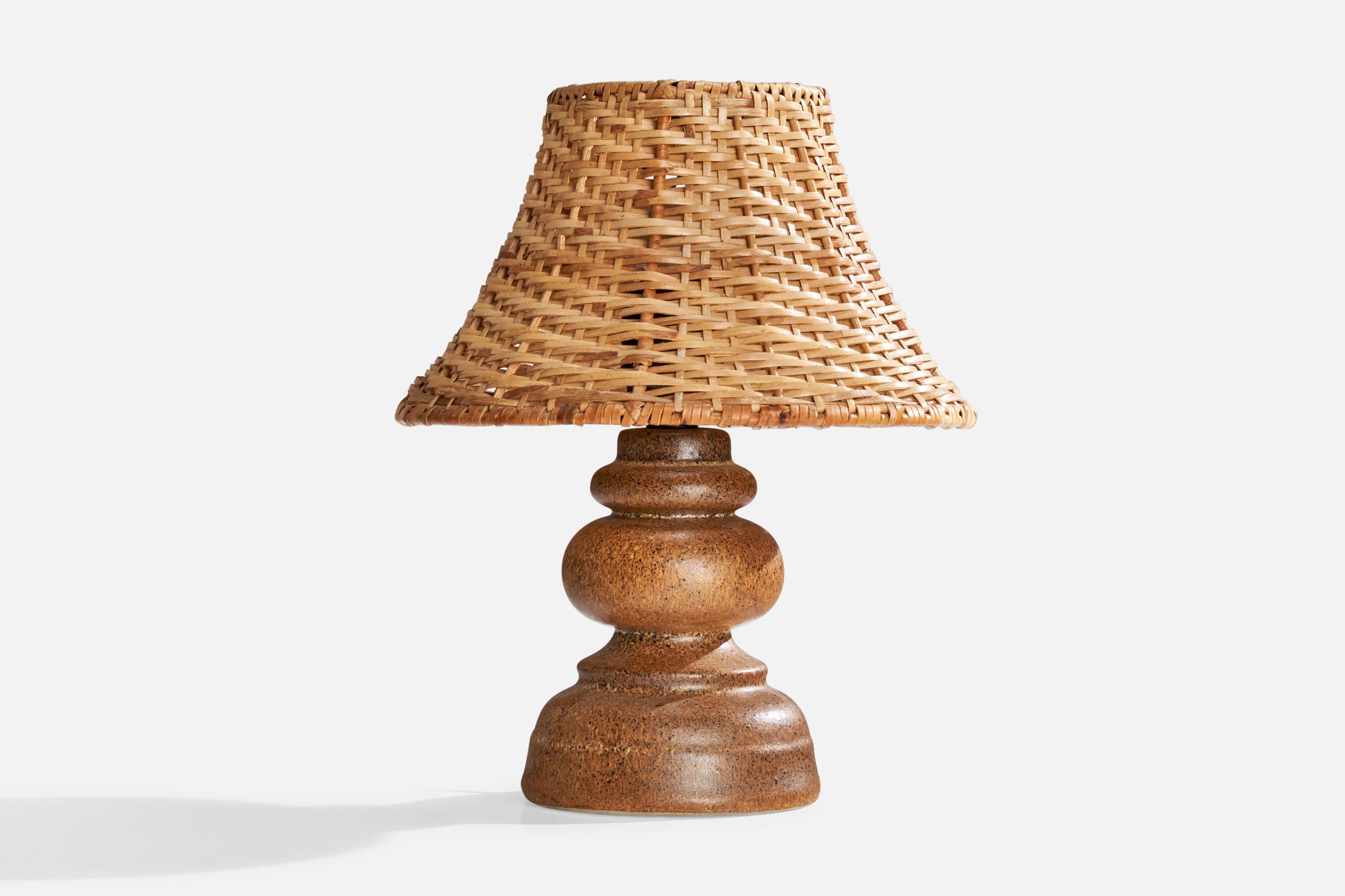 Lampe de table en grès émaillé brun et en rotin, conçue et produite par Ego Stengods, Suède, c. années 1960.

Vendu avec abat-jour.

Les dimensions indiquées sont celles de la lampe de table avec abat-jour.
