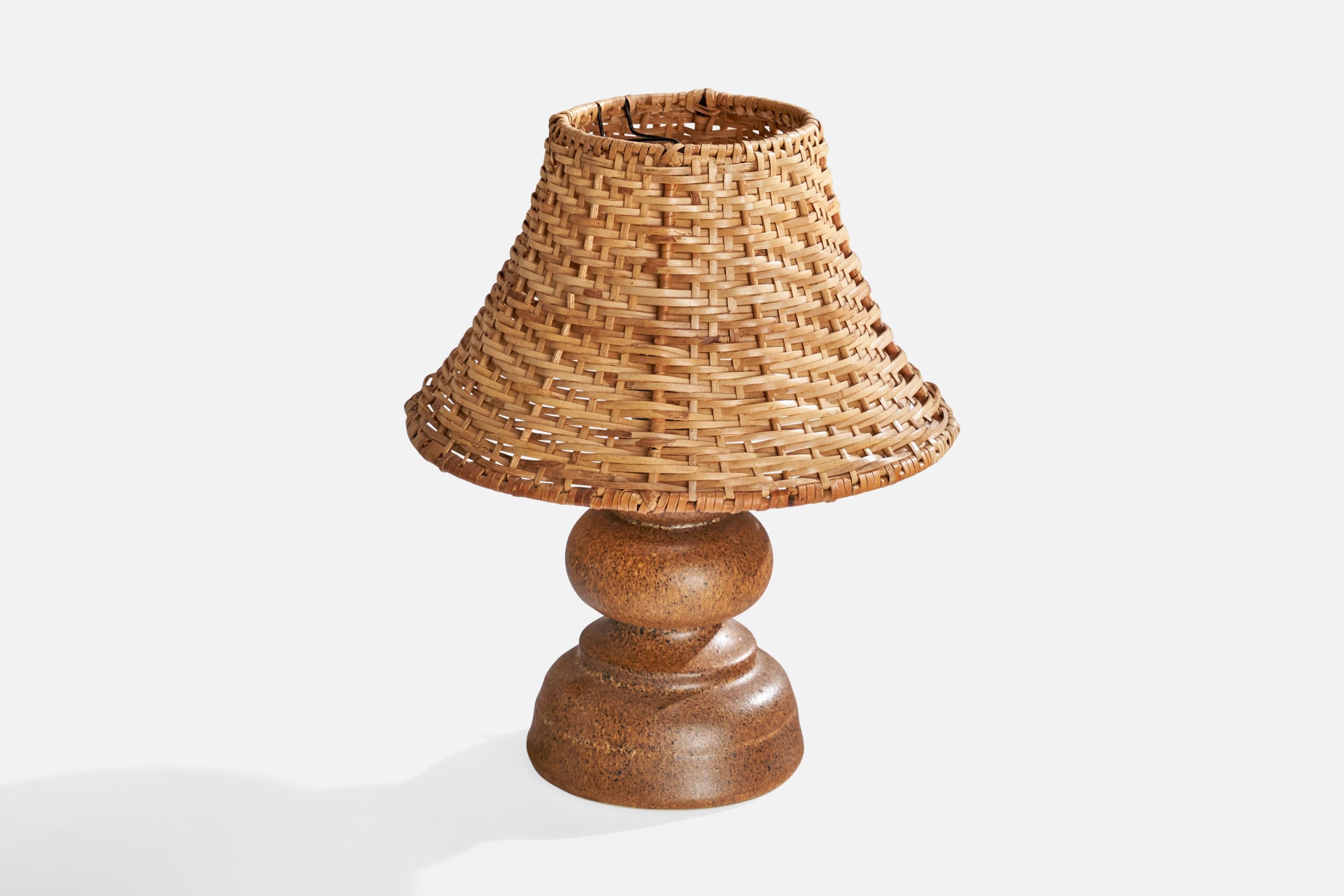 Scandinave moderne Ego Stengods, lampe de bureau, grès, rotin, Suède, années 1960 en vente