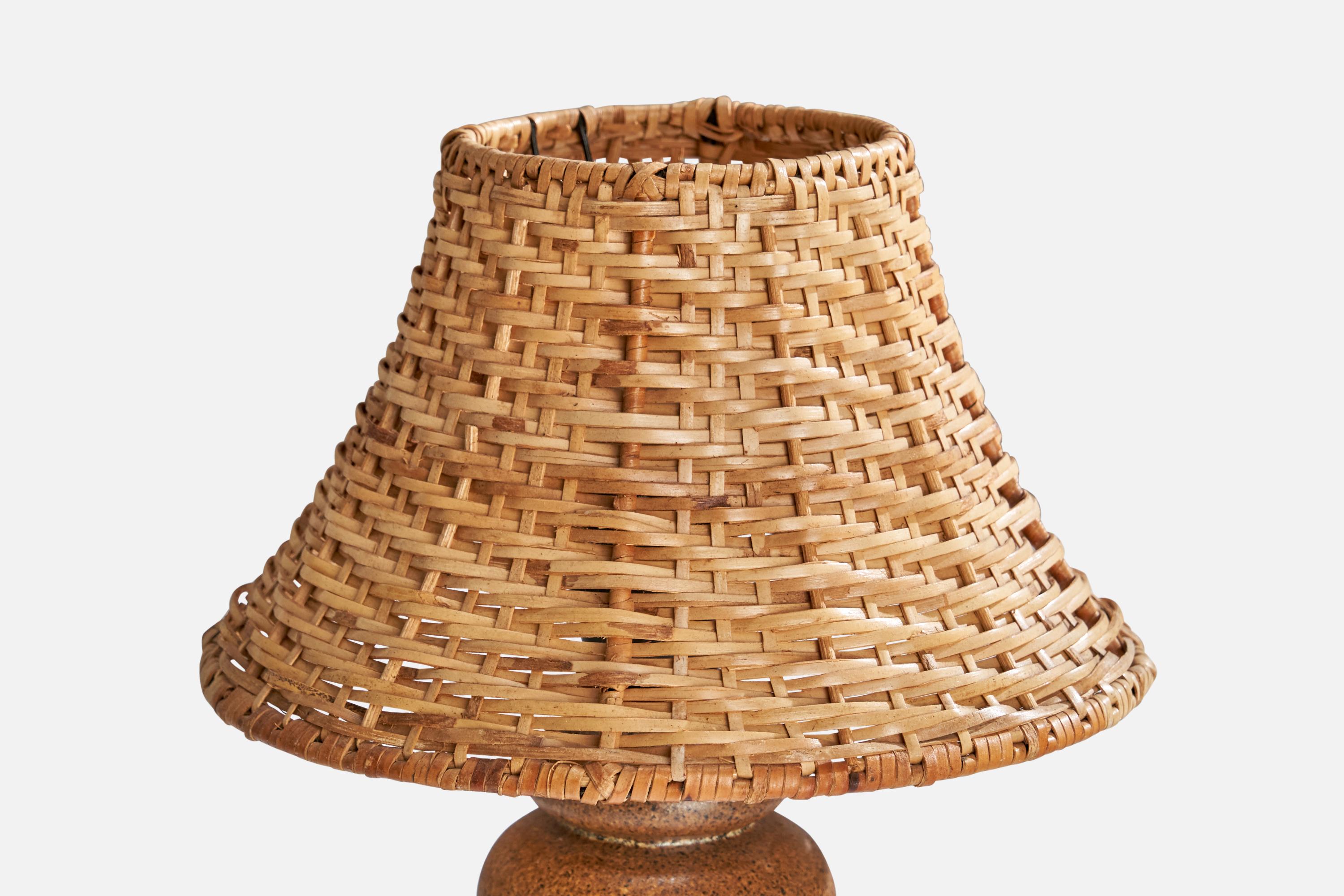 Suédois Ego Stengods, lampe de bureau, grès, rotin, Suède, années 1960 en vente