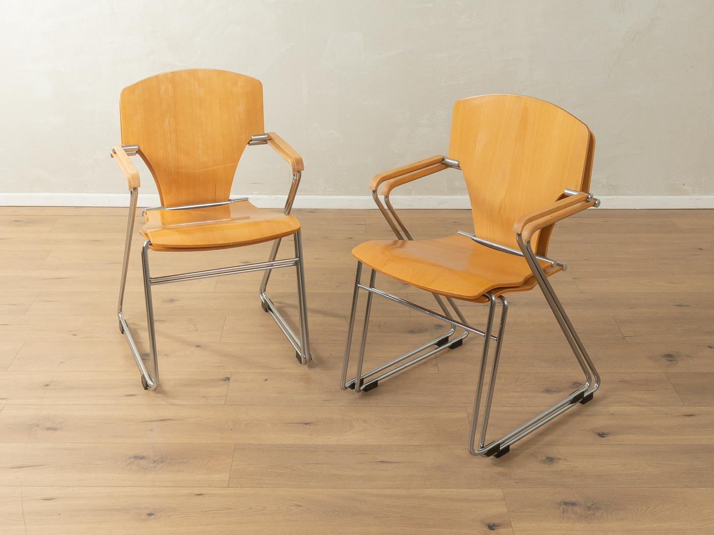 Sillas columpio clásicas EGOA 300 de los años 90, de Josep Mora para Stua. Estructura de acero inoxidable con asiento y respaldo de contrachapado curvado y reposabrazos de madera maciza de fresno.

muy buena mano de obra
materiales de alta