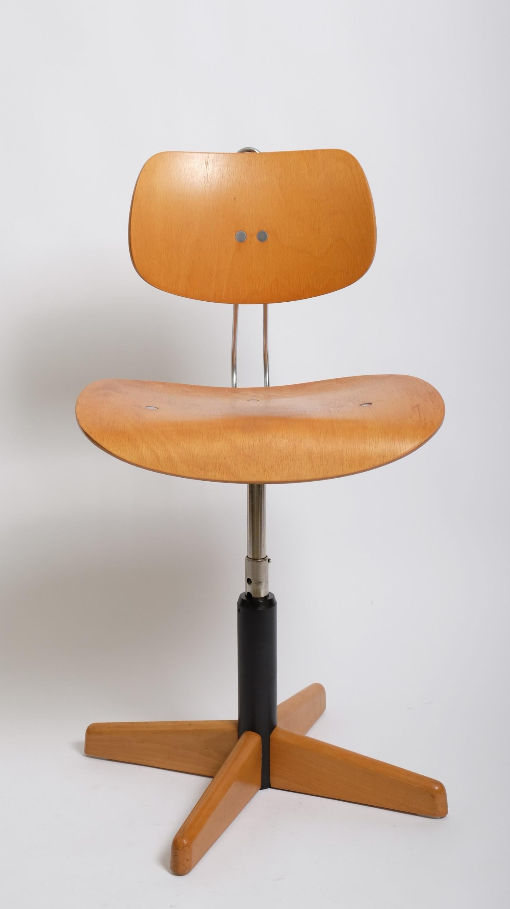 Spring swivel chair SE40 by Egon Eiermann for Wilde + Spieth, Germany 1950s.

Description
- Original W + S, presumably made in the 1950-60s
- Seat and back made of multi-glued beech plywood
- rotatable and height adjustable
- Springy seat and