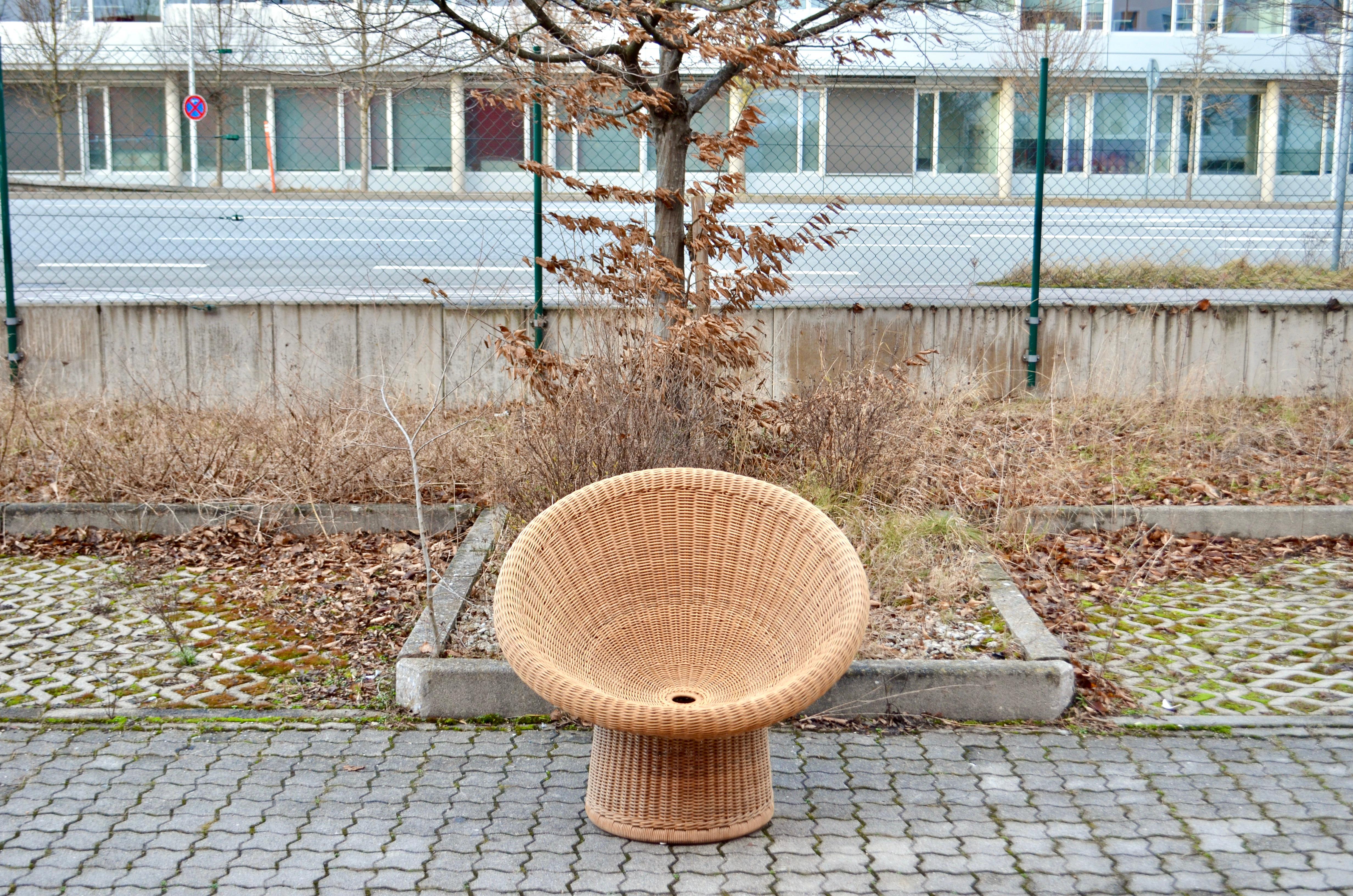 Dieser schöne Egon Eiermann E10 Korbstuhl wurde von Heinrich Murmann hergestellt.
Ein skulpturaler, zeitloser Entwurf von 1949, der im deutschen Pavillon 1958 ausgestellt wurde.
Es wurde aus Schilfrohr in einem handgefertigten Webverfahren