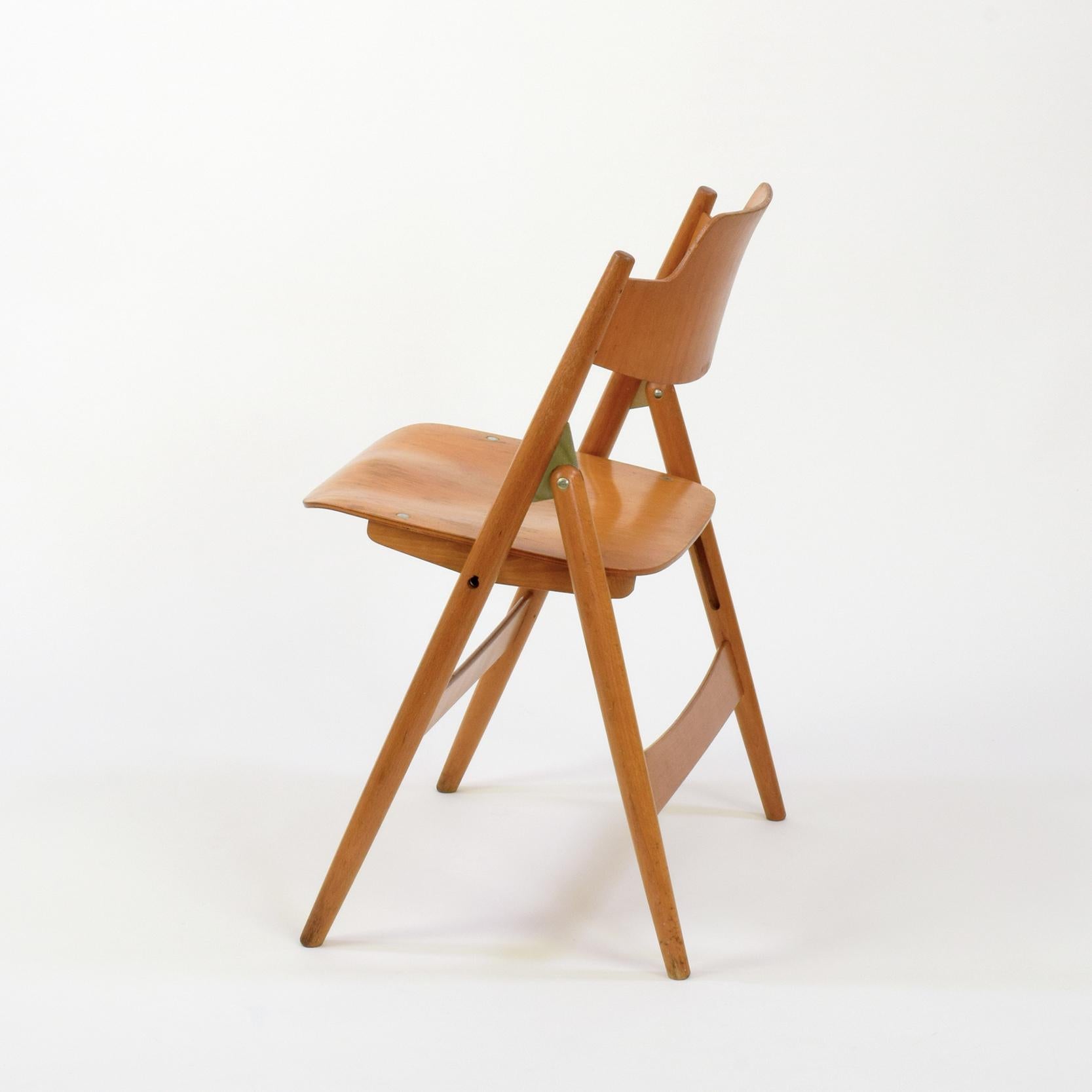 Egon Eiermann (designer), Germany
Wilde+Spieth (manufacturer), Germany
SE18 folding chair, designed 1952

Beech frame with laminated beech plywood seat and back. Clear lacquered finish.
Seat folds upwards when chair is folded.

Egon Eierman