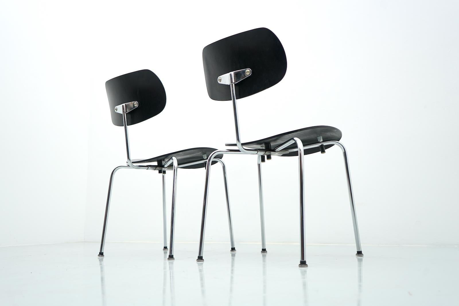 Egon Eiermann SE 68 side stacking chairs in black and chrome, Germany 1951, produced by Wilde & Spieth.
This set comes from the company BRAUN, Germany. 
9 chairs are available.