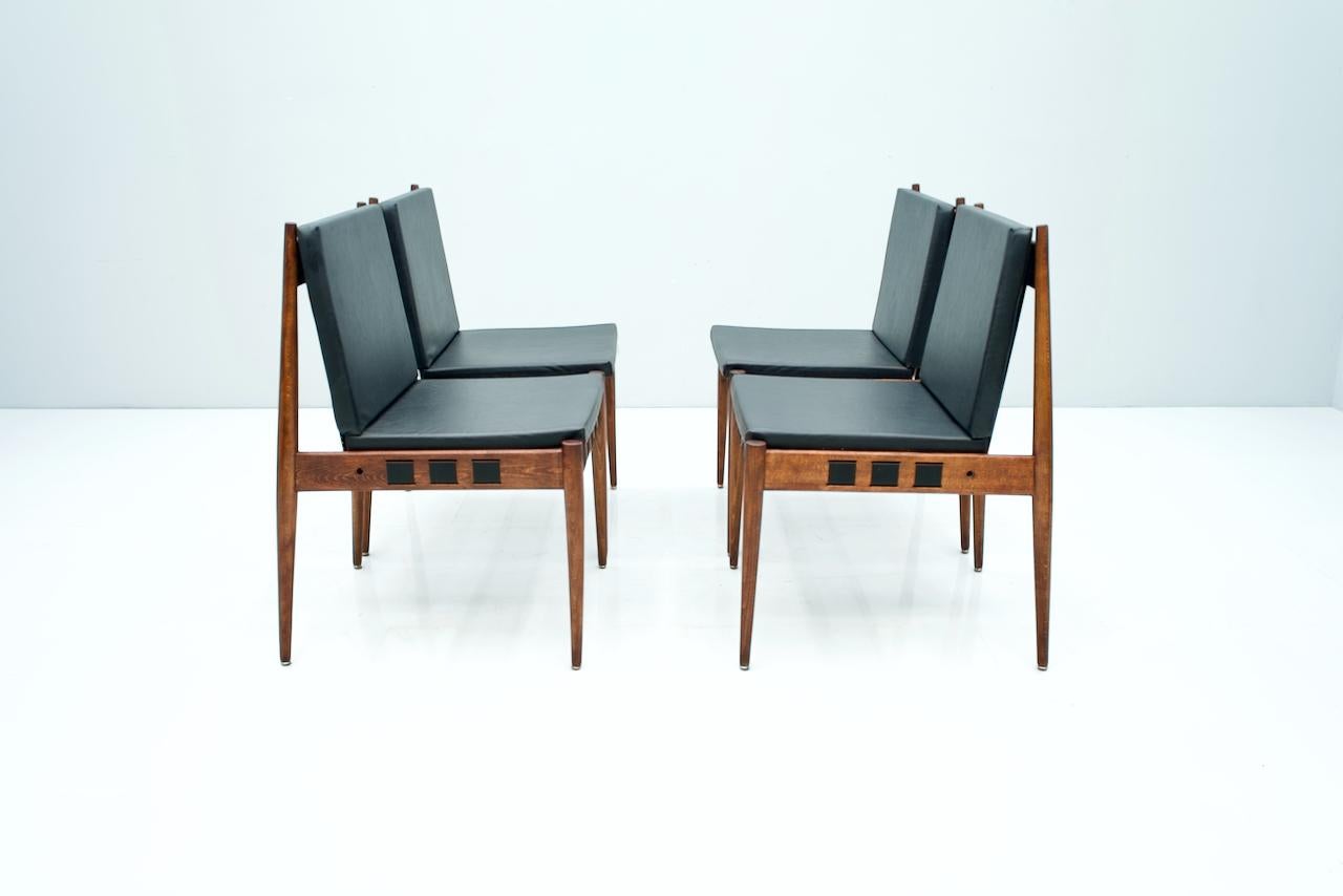 Dining room chairs SE 121 by the Architect Egon Eiermann, Germany 1964. The chairs are made of Beech Wood and stained in Rosewood. Each Chair has a Seat and Back Cushions with black Faux leather. The chairs are from 1965.
Measures: H 85 cm, T 60
