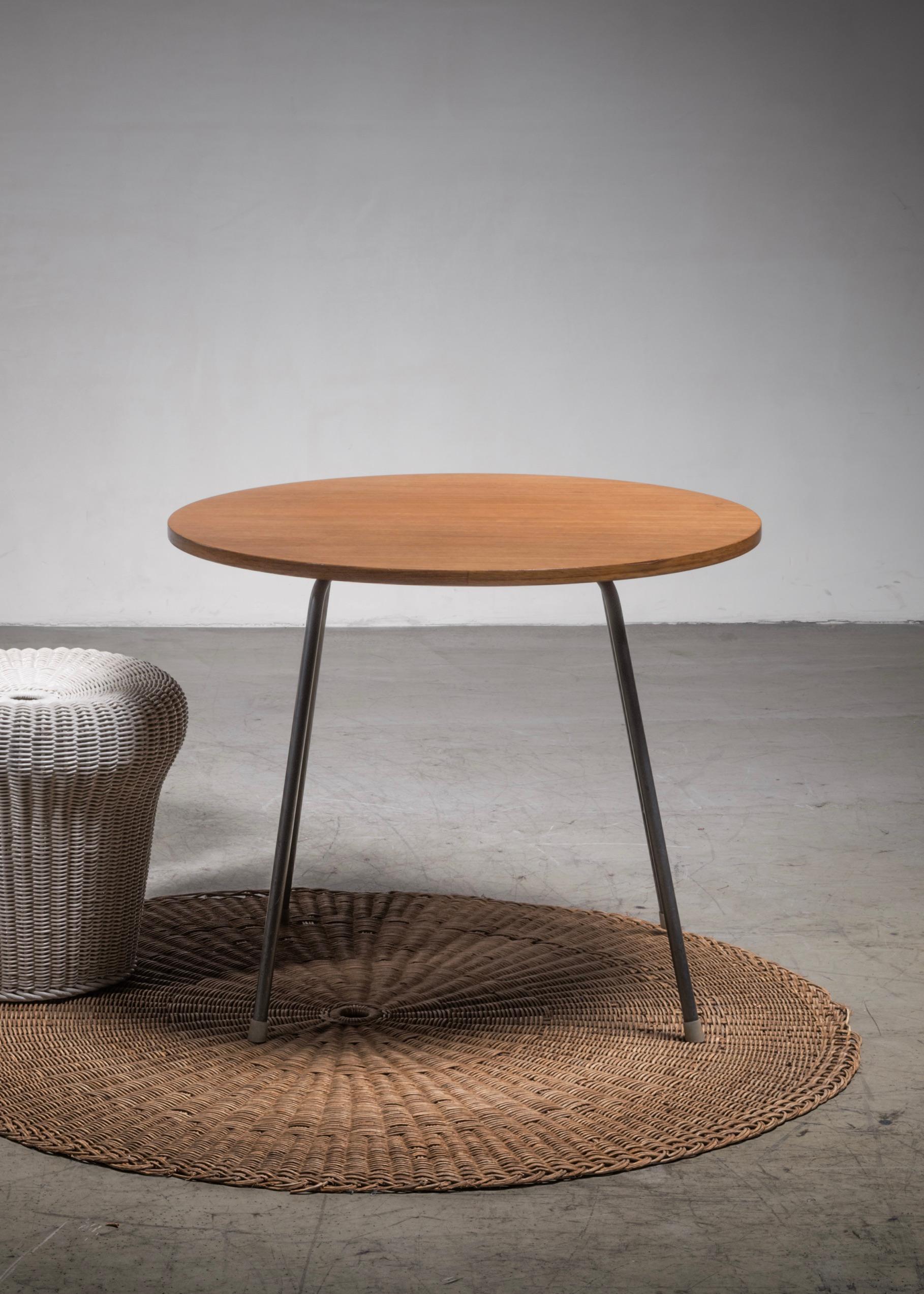 Mid-Century Modern Egon Eiermann table with wicker basket and floor mat For Sale