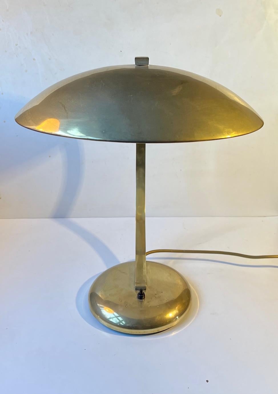 Ikonische, gewölbte Schreibtischlampe in einer Messingkonstruktion. Entworfen von Egon Hillebrand in den 1930er Jahren und hergestellt von Hillebrand Lighting in den Niederlanden. Dieses Exemplar stammt aus den 1940er Jahren. Sie verfügt über die