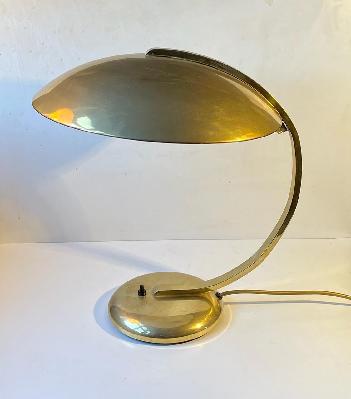 Néerlandais Lampe de bureau Bauhaus Egon Hillebrand en laiton, années 1940 en vente