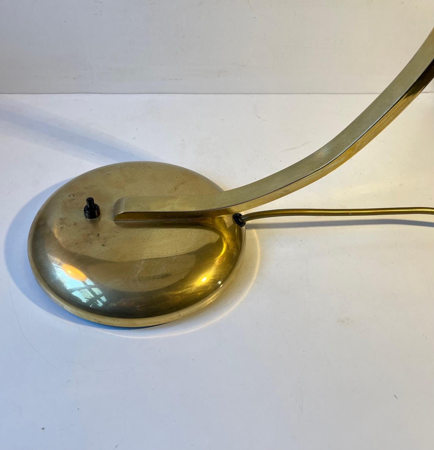 Lampe de bureau Bauhaus Egon Hillebrand en laiton, années 1940 en vente 2