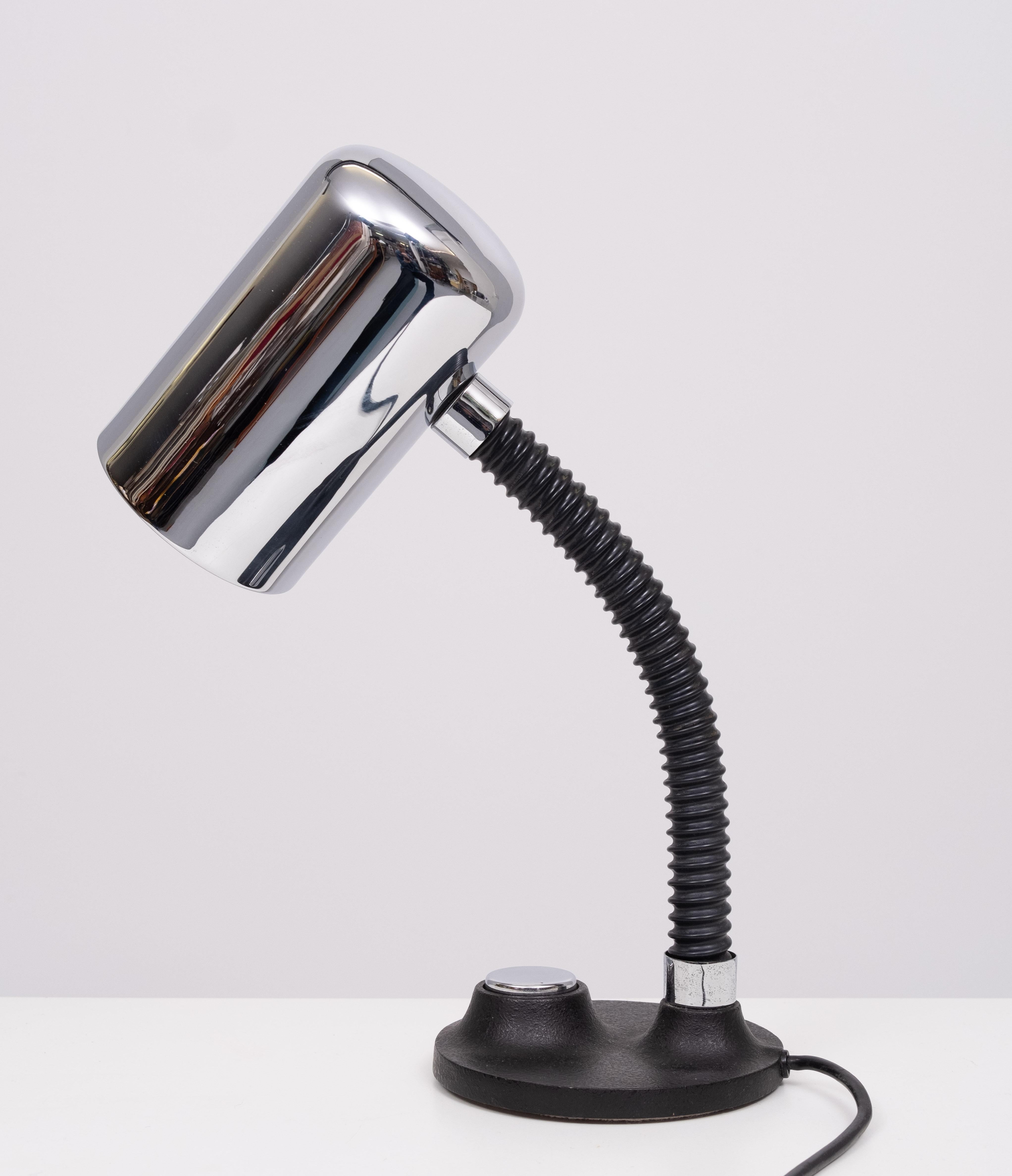 Muy bonita Lámpara de mesa ,Cromo . cuello de ganso . 1970s  Egon Hillebrand 
modelo raro . buen estado .