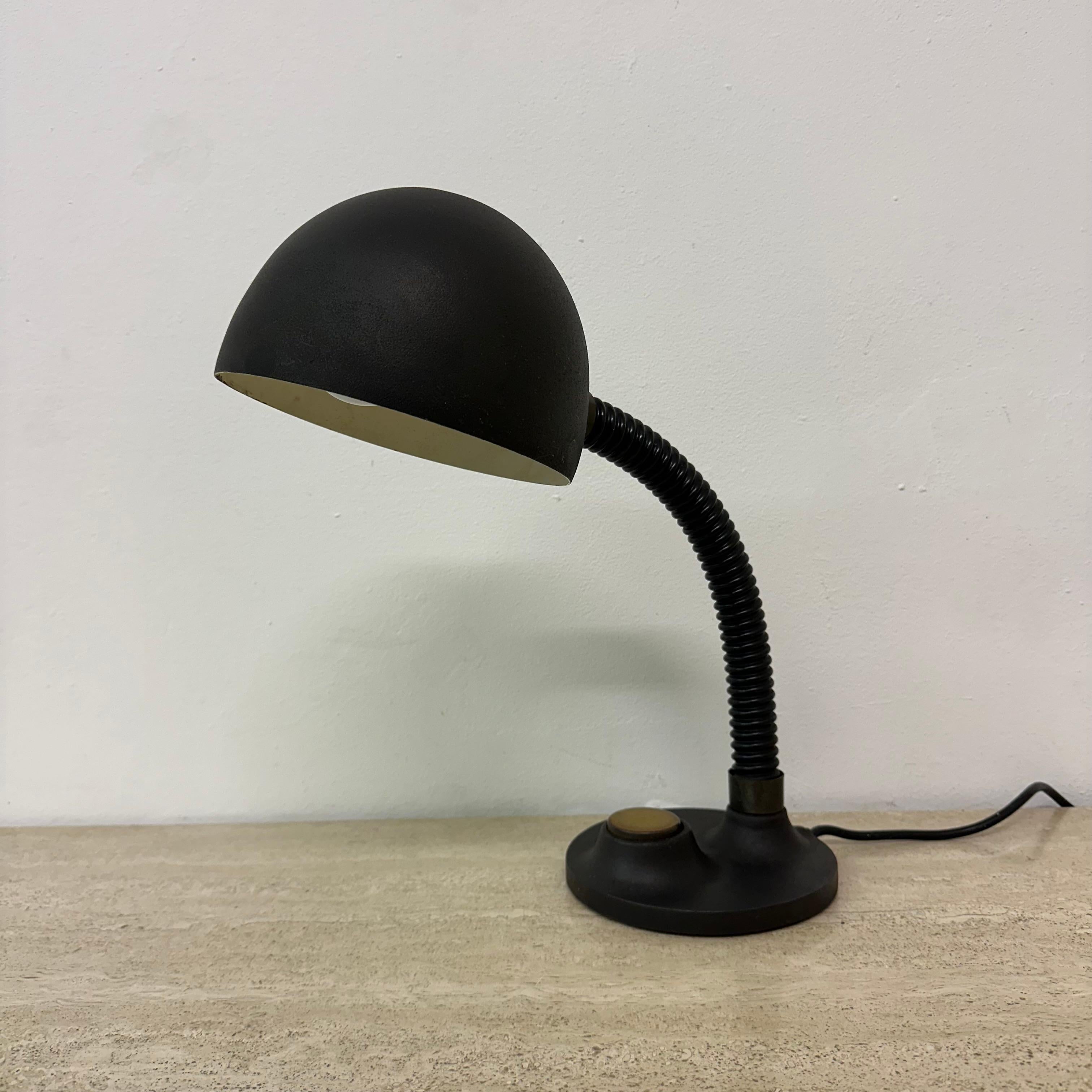 Egon Hillebrand Schreibtischlampe, 1970er Jahre

Abmessungen: 32cm Höhe, 33cm Tiefe, 16cm Tiefgang
MATERIAL: Metall, Messing
Zustand: Gut hat einige Schäden.
Farbe: Schwarz, gold
Designer: Egon Hillebrand
Produzent: Hillebrand Lighting
Herkunft: