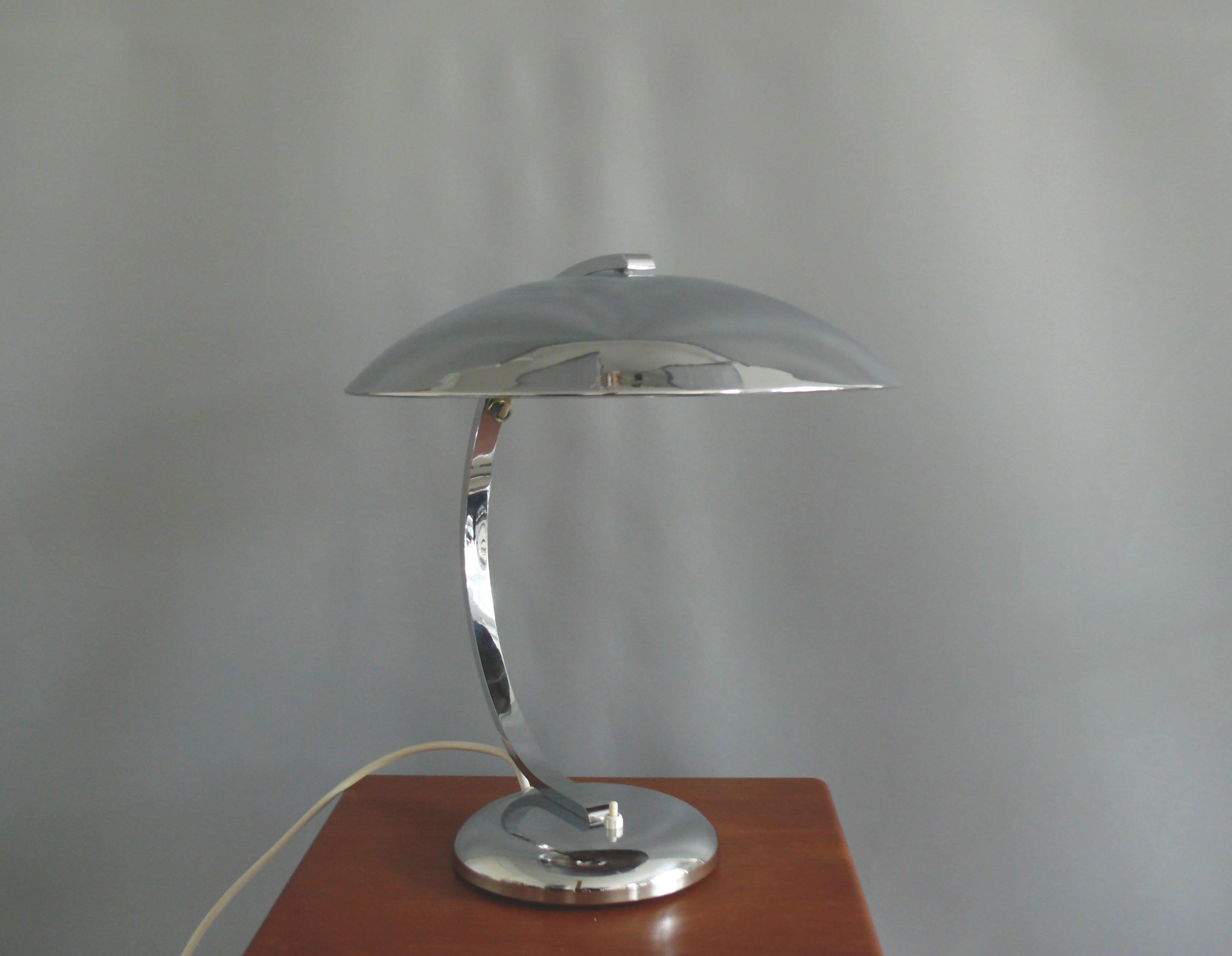 Maravillosa lámpara de estilo Bauhaus de los años 40: una gran lámpara de sobremesa de latón de la empresa alemana Egon Hillebrand - modelo 5302. Esta lámpara, muy sólida, impresiona por su gran pantalla abovedada, totalmente de latón y cromada. Con