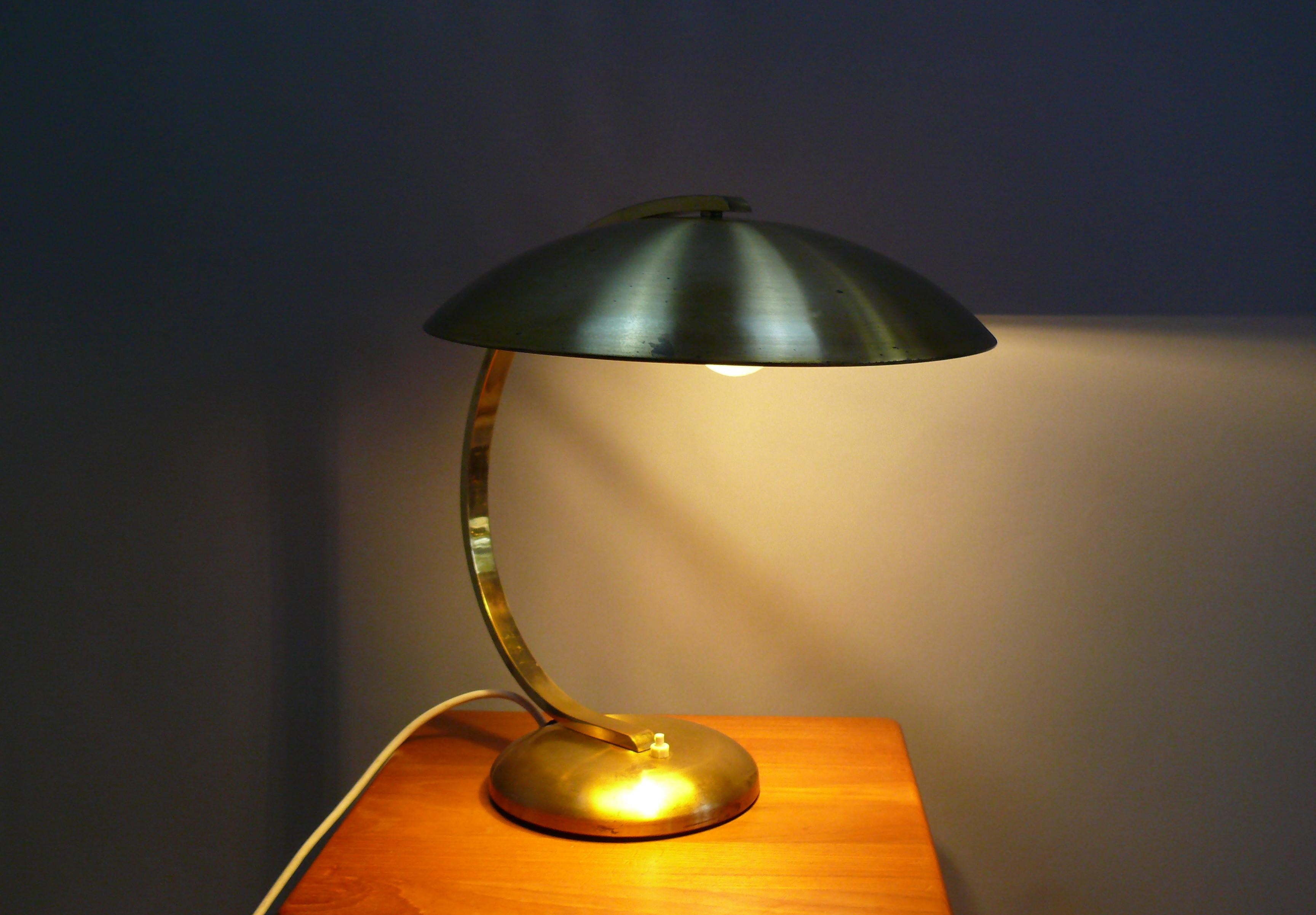 Una maravillosa lámpara de estilo Bauhaus de los años 40: una gran lámpara de sobremesa de latón de Egon Hillebrand de Alemania Occidental - modelo 5302. Esta lámpara de gran solidez se distingue por su gran pantalla abovedada, fabricada totalmente