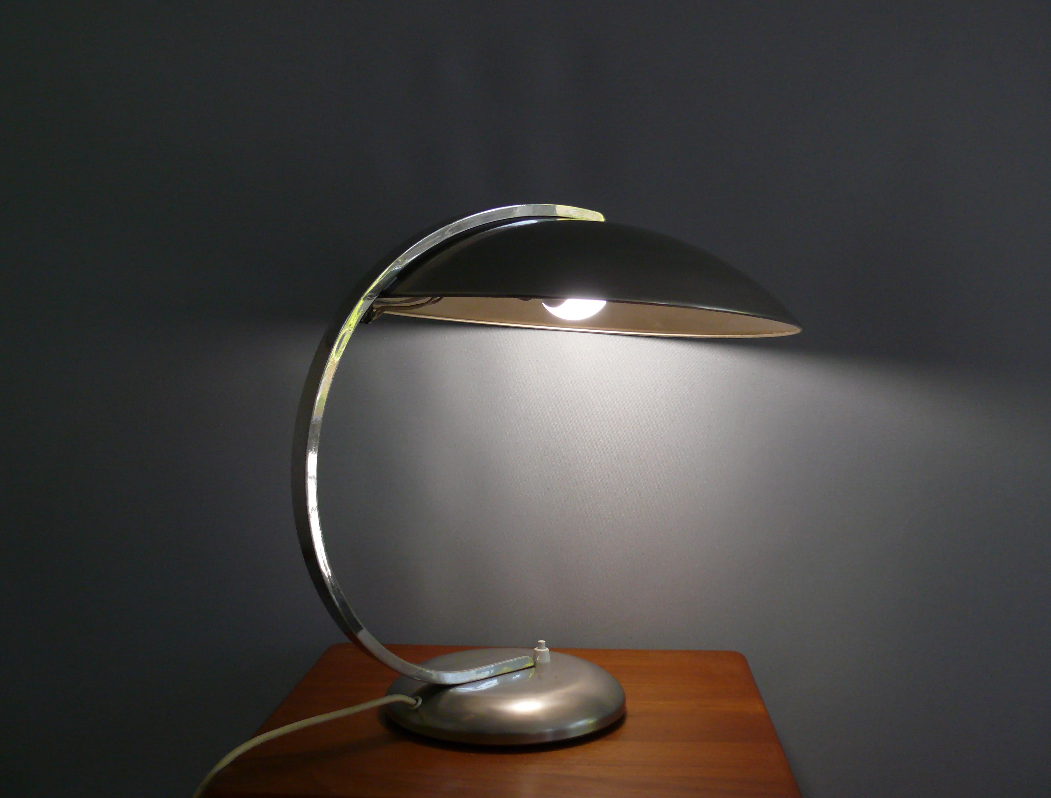 A wonderful Bauhaus-style lamp from the 1940s: a large brass table lamp by Egon Hillebrand from West Germany - Model 5302. This very solid lamp impresses with its large, curved shade, made entirely of nickel-plated brass. The execution of this model