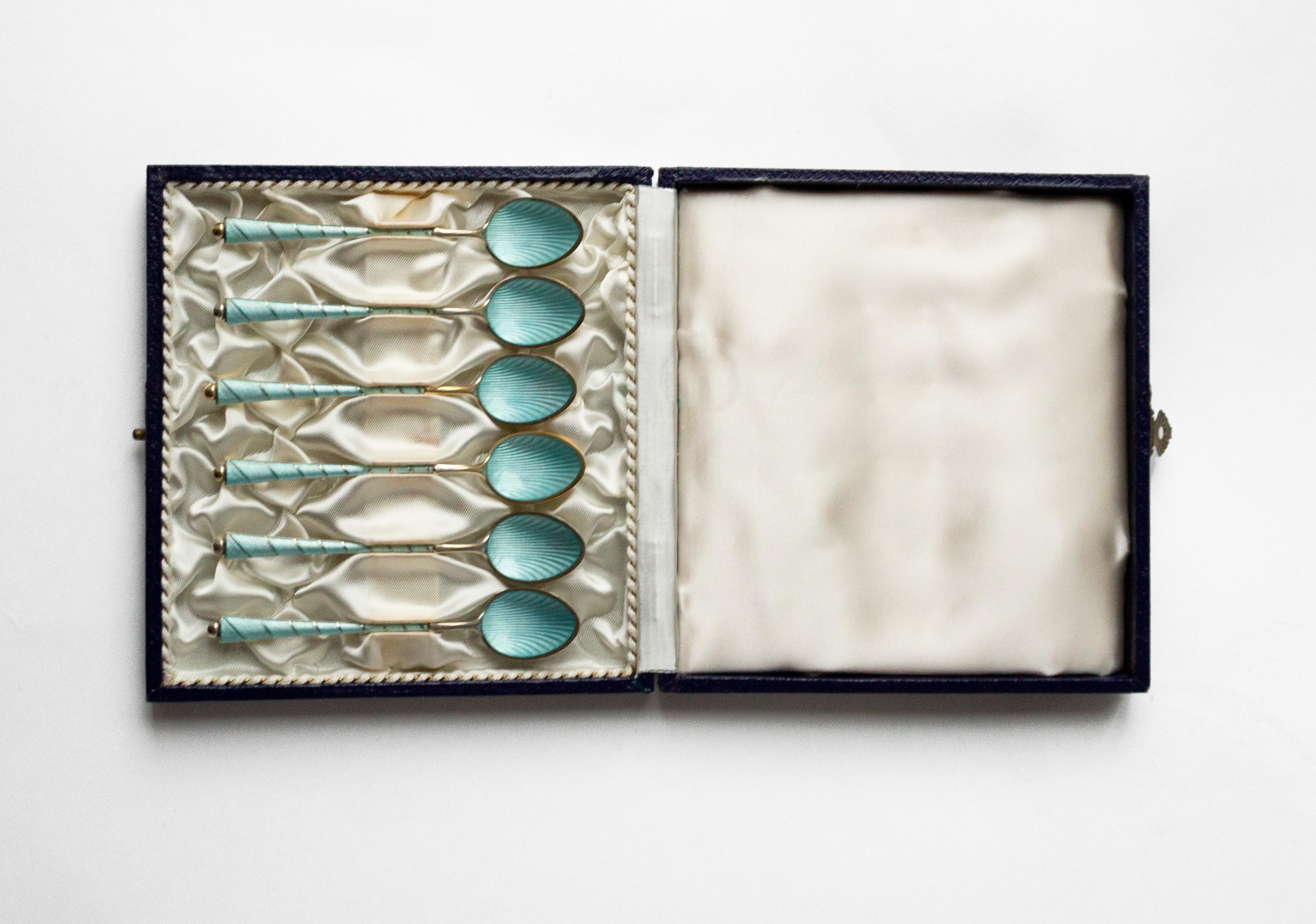 Juego en caja de 6 cucharillas Egon Lauridsen (ELa Denmark) de plata dorada y esmalte, fabricadas en Copenhague entre 1936 y 1966. Estas impresionantes cucharillas de café de plata de ley dorada están esmaltadas en un azul vibrante. (Tanto los