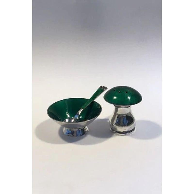 Egon Lauridsen sterling silver salt and pepper set (Green Enamel)

Measures salt cellar Diameter 5.2 cm(2 3/64 in) Pepper pot Height 4.3 cm(1 11/16 in).
