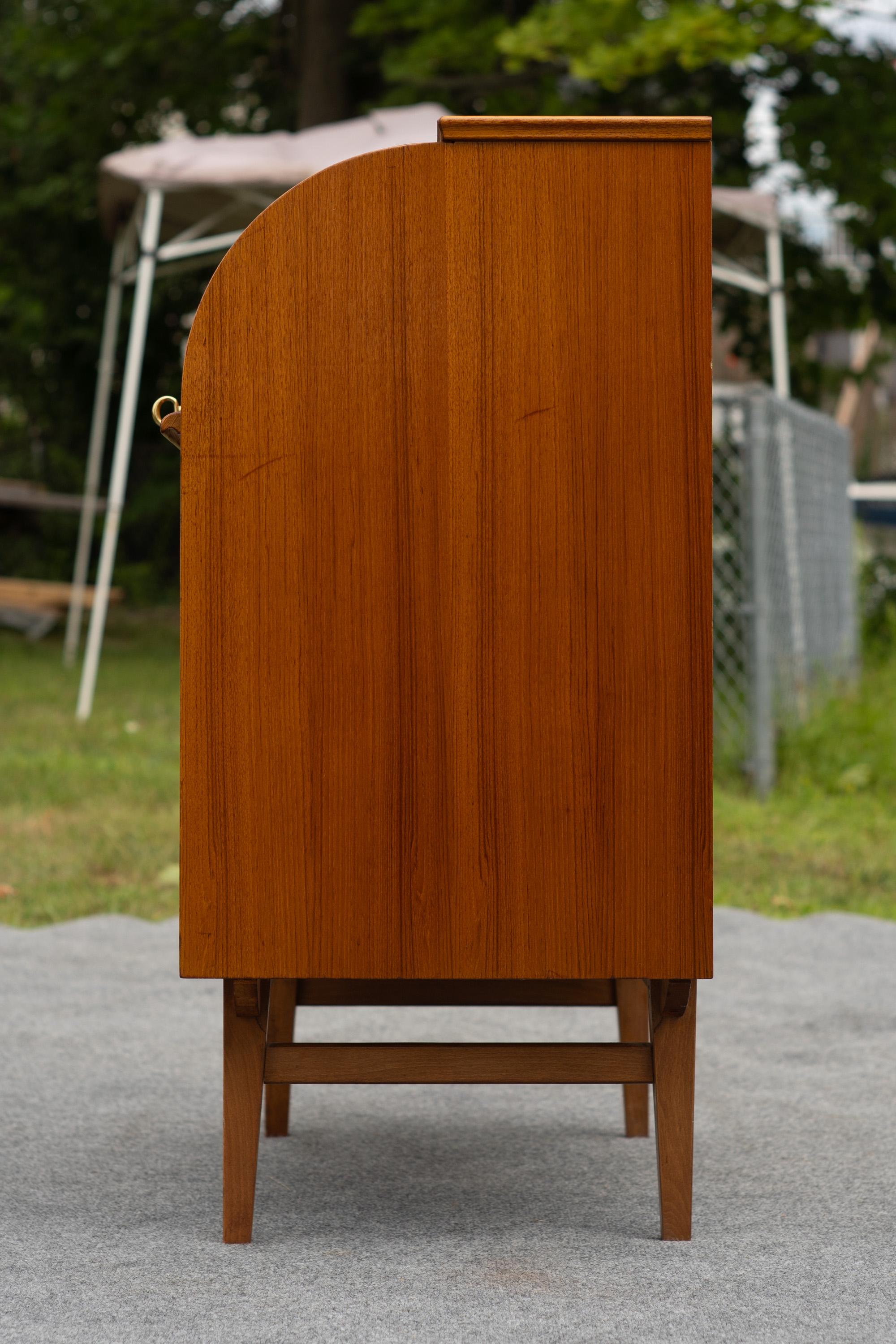 Egon Ostergaard for SMI Sweden Bookmatched Teak Roll Top Desk or Secretary In Good Condition For Sale In Philadelphia, PA