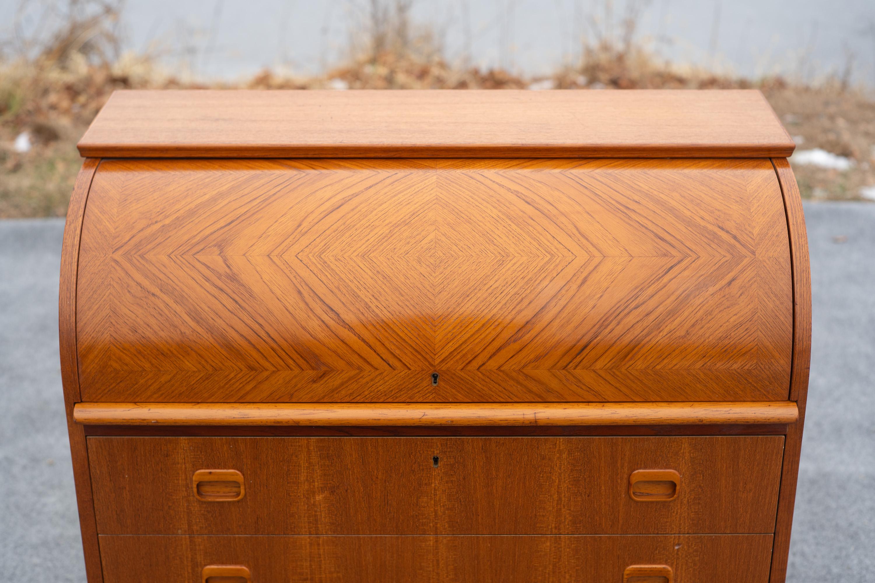 Egon Ostergaard for SMI Sweden Bookmatched Teak Roll Top Desk or Secretary In Good Condition For Sale In Philadelphia, PA