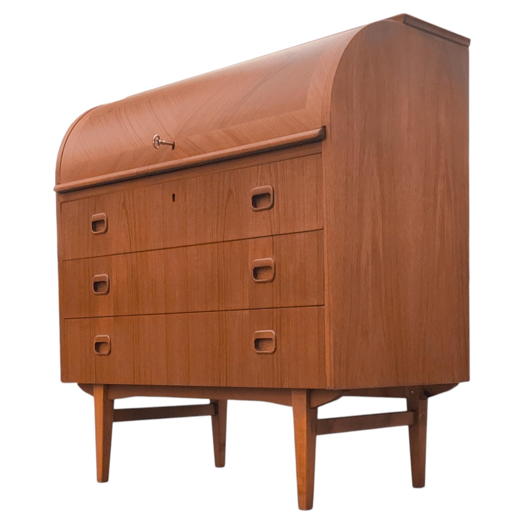 Egon Ostergaard para SMI Sweden Escritorio o secreter de teca Bookmatched Roll Top