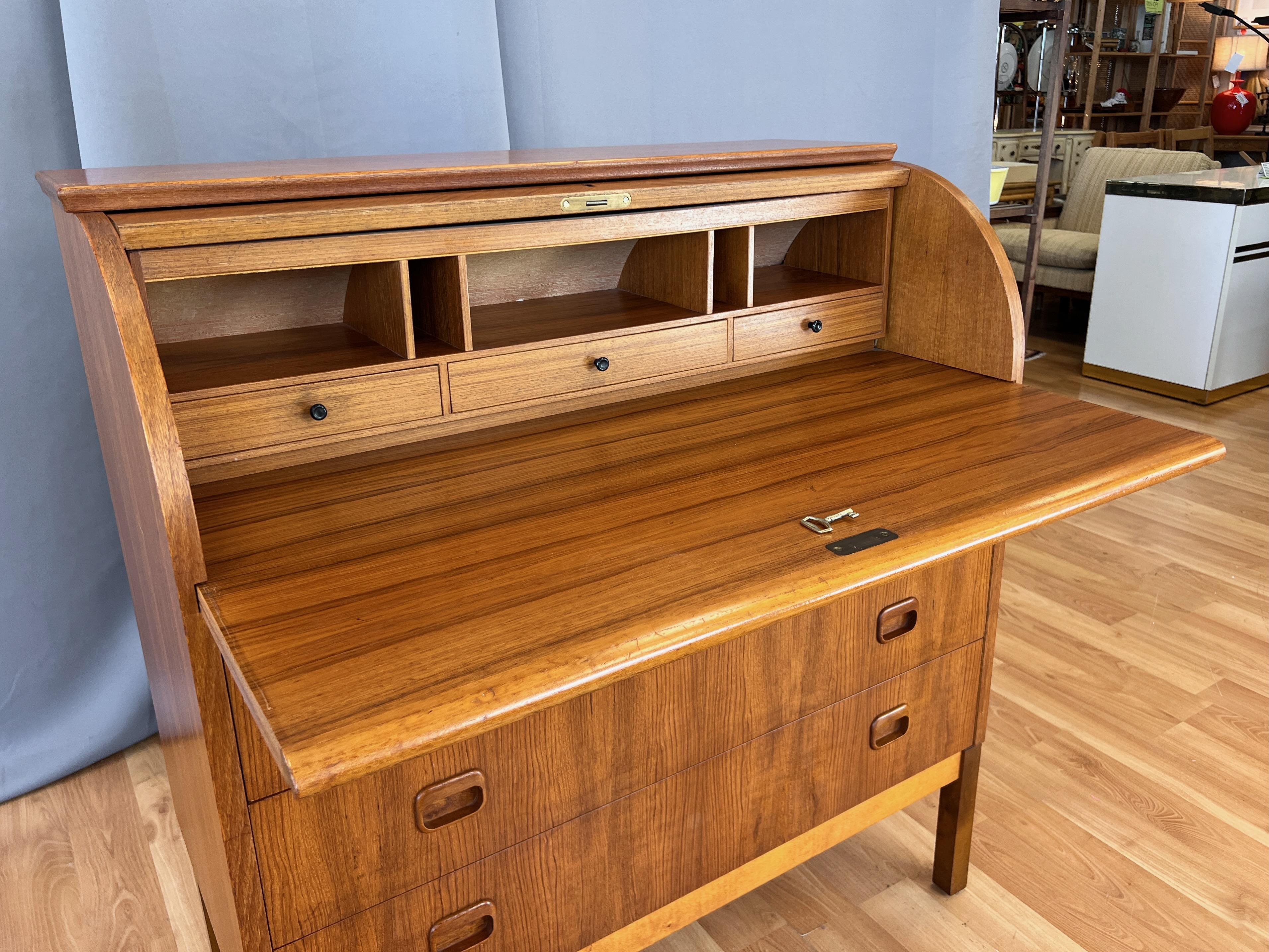 Bureau de secrétaire en teck Egon Ostergaard pour Svensk Mobelindustri, années 1960 Bon état à San Francisco, CA
