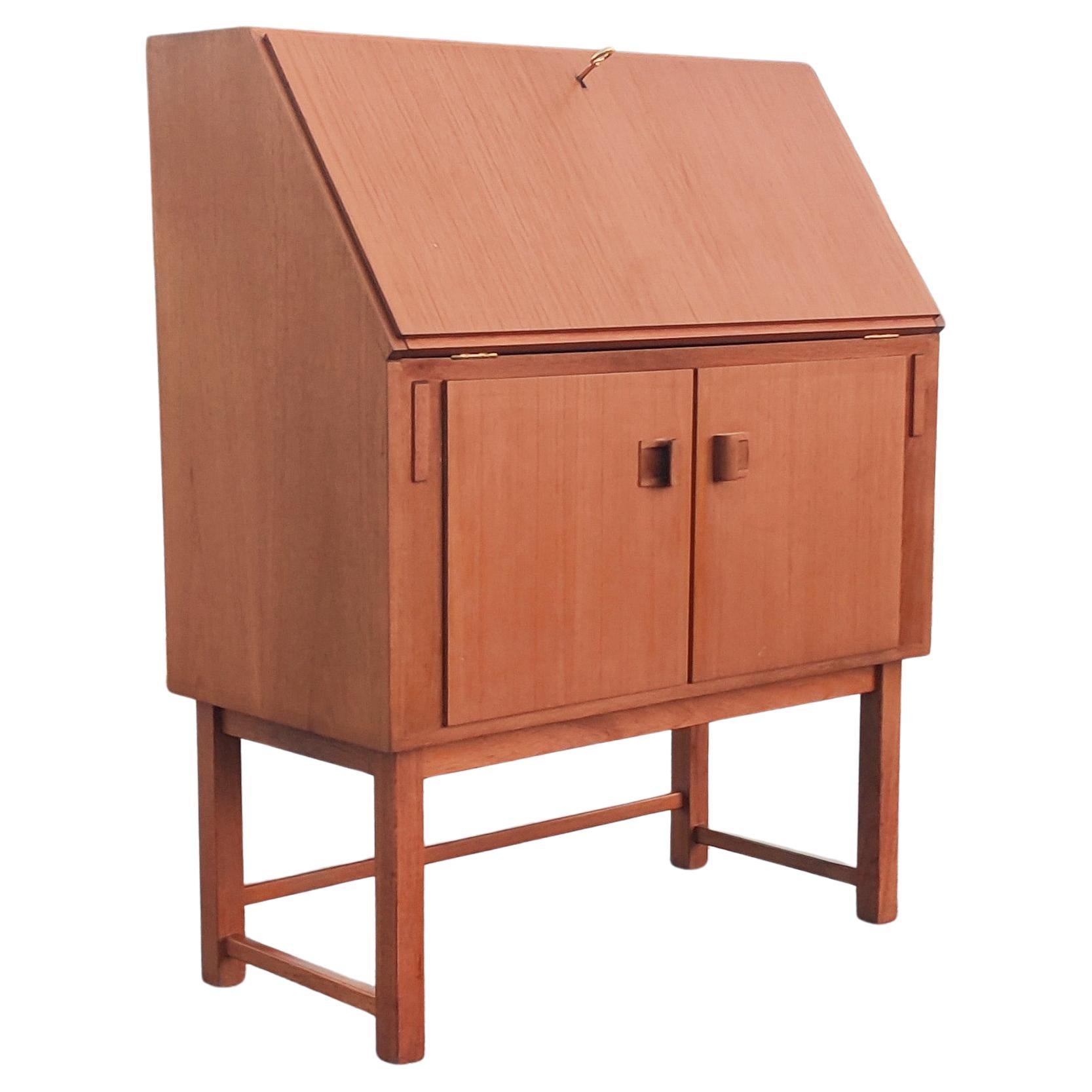 Bureau ou secrétaire à abattant en teck danois de style Egon Ostergaard en vente