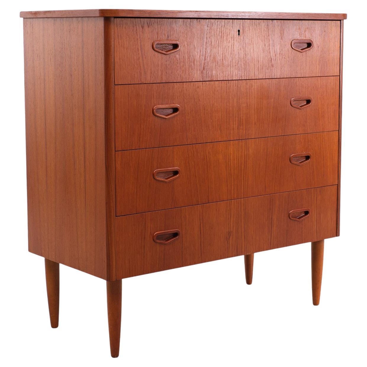Very nice attractive chest off drawers. 4 drawers. One with a key 
Warm Teak color, good condition.