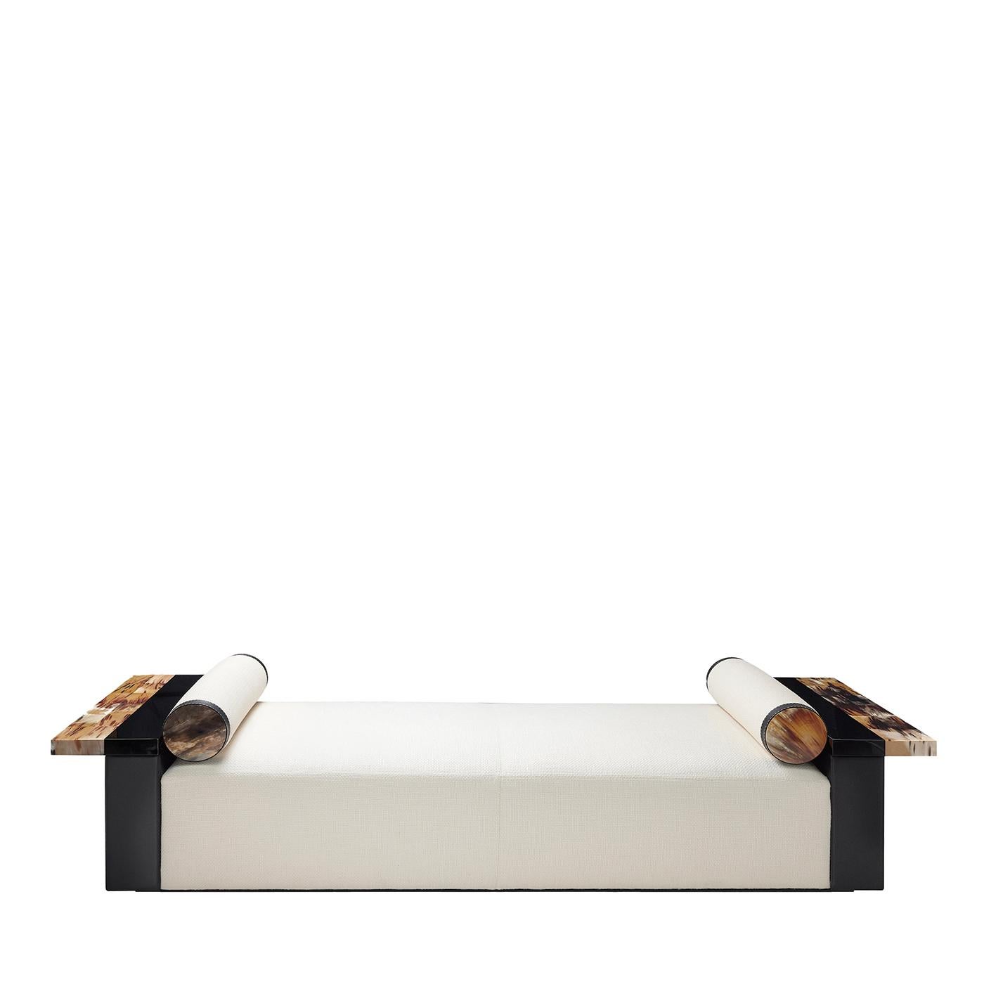 XXI secolo e contemporaneo Chaise Longue Egon White di ARCAHORN in vendita