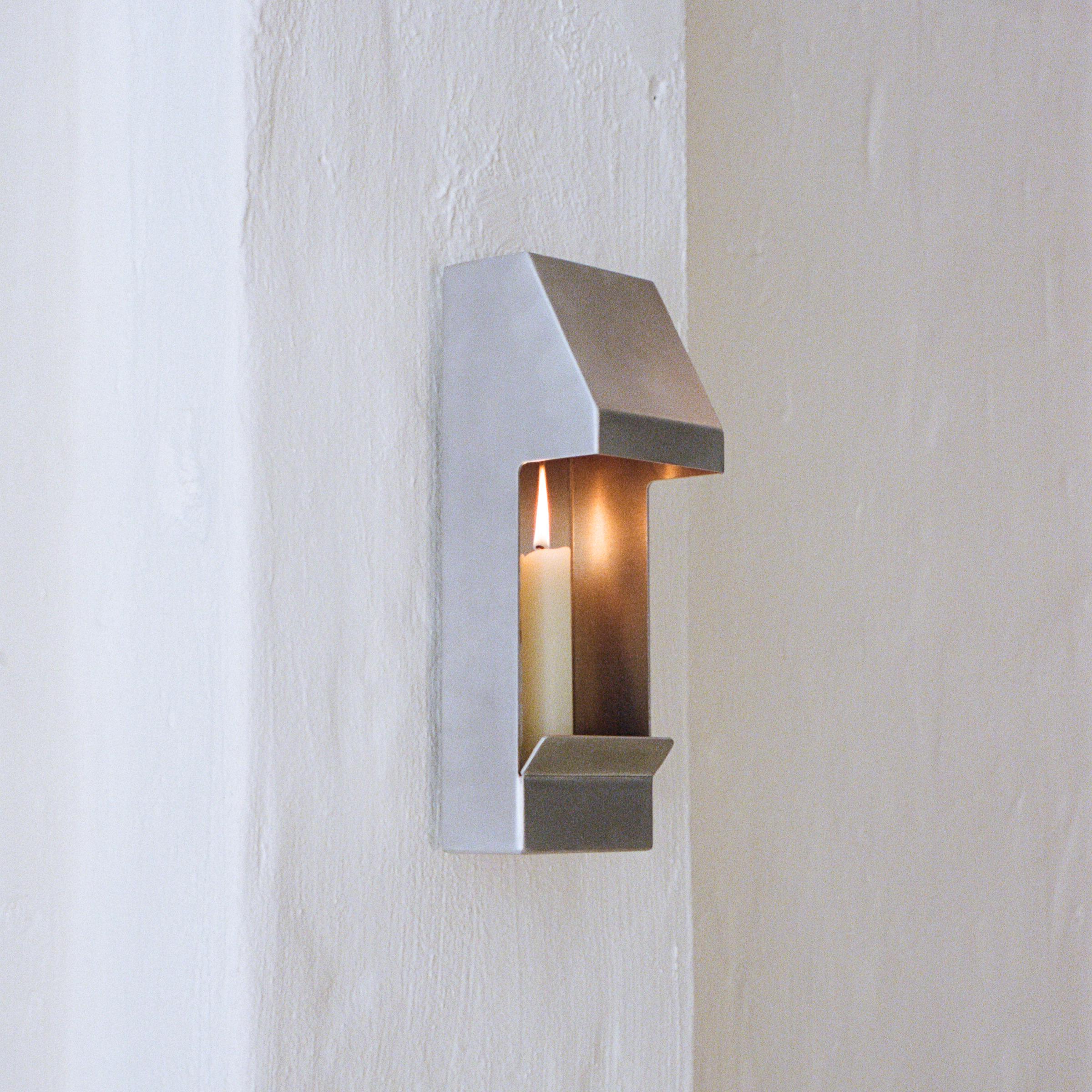 Die Egress Sconce ist eine warme Erinnerung an gemütliche Dinnerpartys mit Freunden oder einen besonderen Freitagabend, an dem sie abends ein sanftes Licht ausstrahlt. Mit ihrer faszinierenden geometrischen Form und der schlichten, spitz zulaufenden