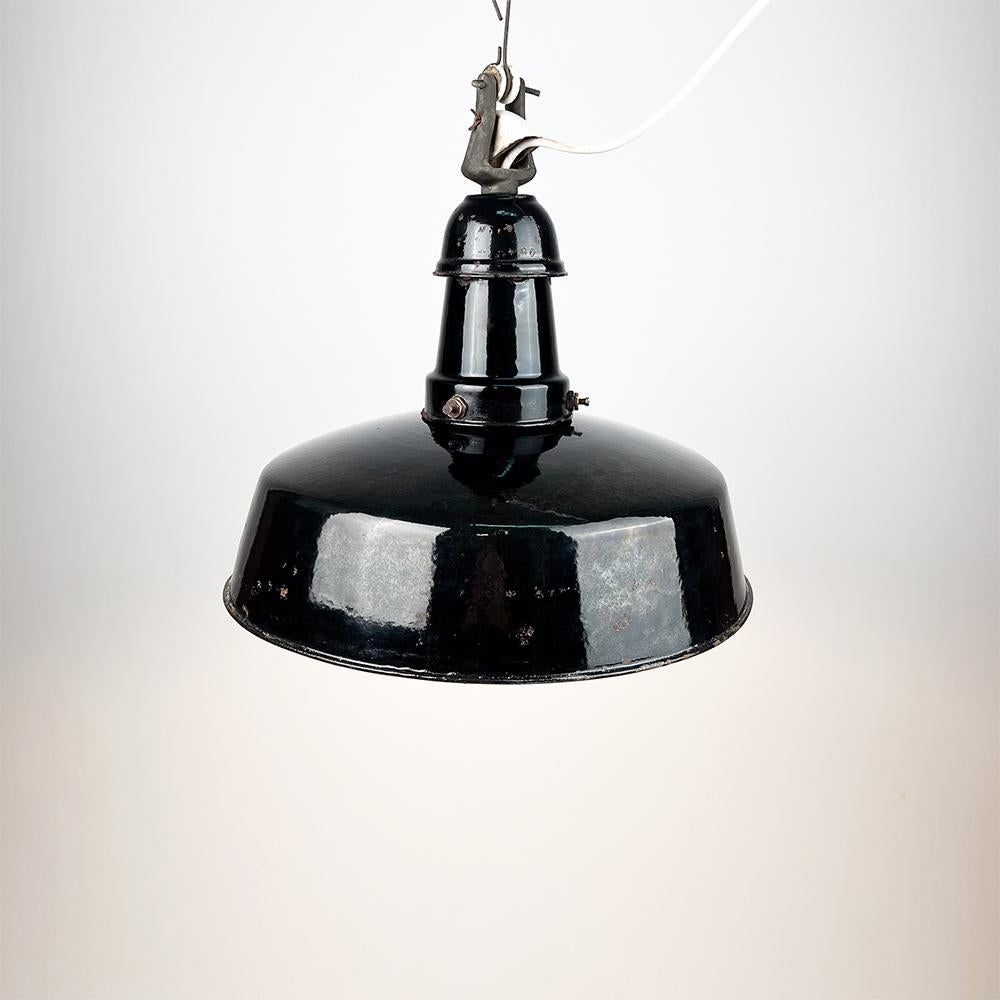 EGSA industrial enameled metal ceiling lamp, 1950's

Made of enameled metal, lacquered in black and white for the interior.

Good general condition.

The wiring is new.

Measurements: 35x35 cm.