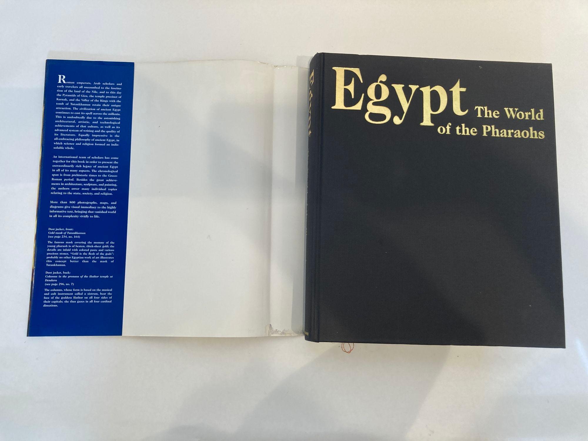 20ième siècle Égypte : The World of the Pharaohs Regine Schulz Grand livre à couverture rigide, 1st ED 1998 en vente