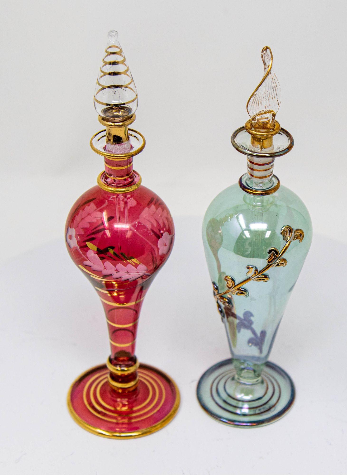 Satz von 2 ägyptischen Parfümflaschen aus Kunstglas 1980er Jahre.
Handgefertigter ägyptischer Kunstglas-Parfümflakon aus vergoldetem Glas.
Ägyptische Parfümflaschen Satz von zwei mundgeblasenen bunten dekorativen mehrfarbigen