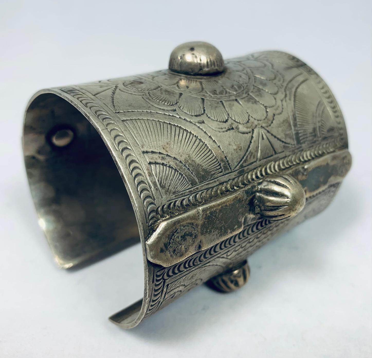Außergewöhnliche große ägyptische Silbermanschette im Vintage-Stil mit einer Lücke, die sich über die Hand biegen lässt, damit man sie anziehen kann. Wiegt 234 Gramm. Das Design und der Look sind einzigartig und atemberaubend in Person und ein