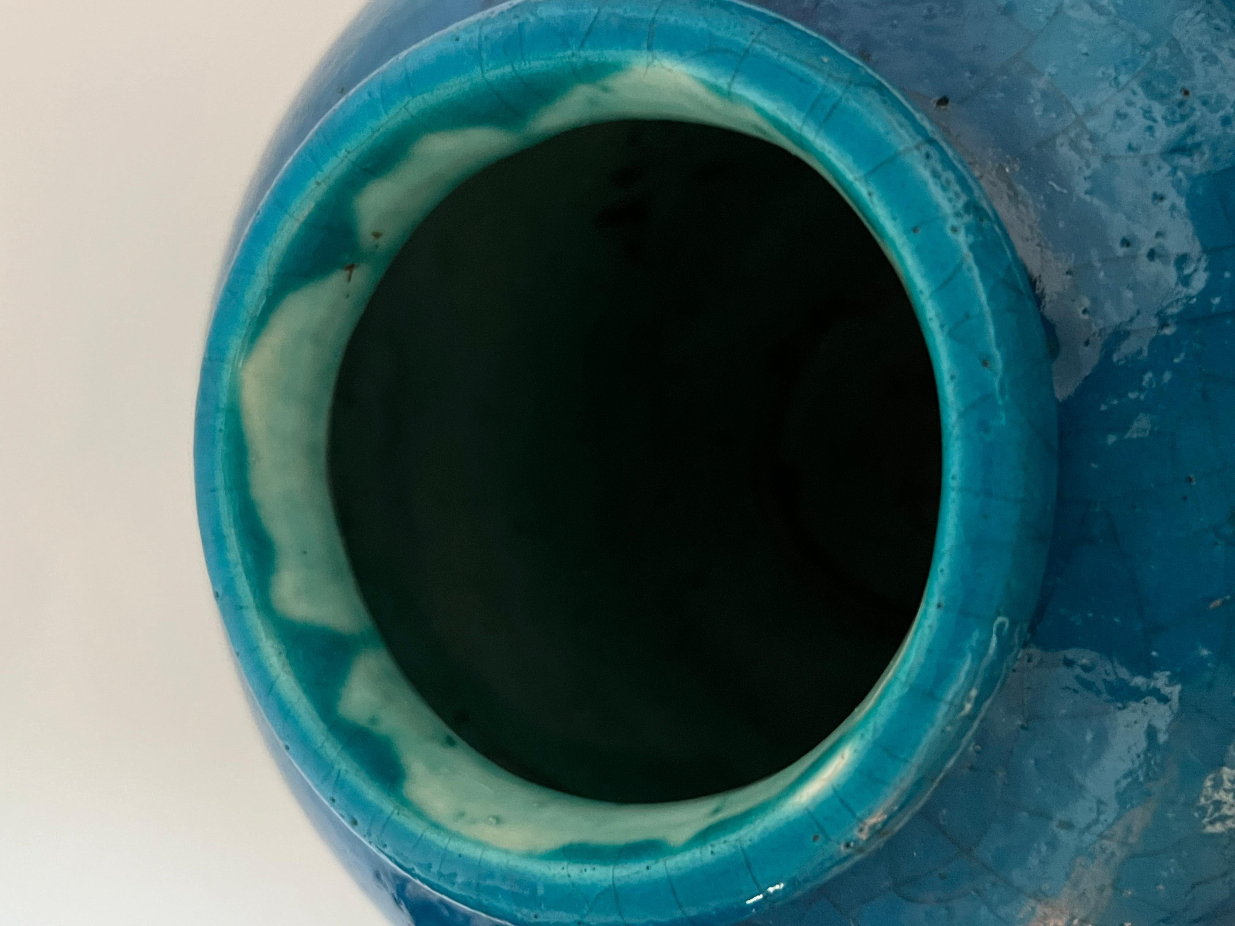 Ce vase inhabituel en forme de double bulbe en faïence est à la manière d'Edmond Lachenal, mais il n'y a pas de marquage sur le fond. La riche glaçure bleu turquoise tachetée lui confère l'aspect d'une véritable faïence égyptienne.