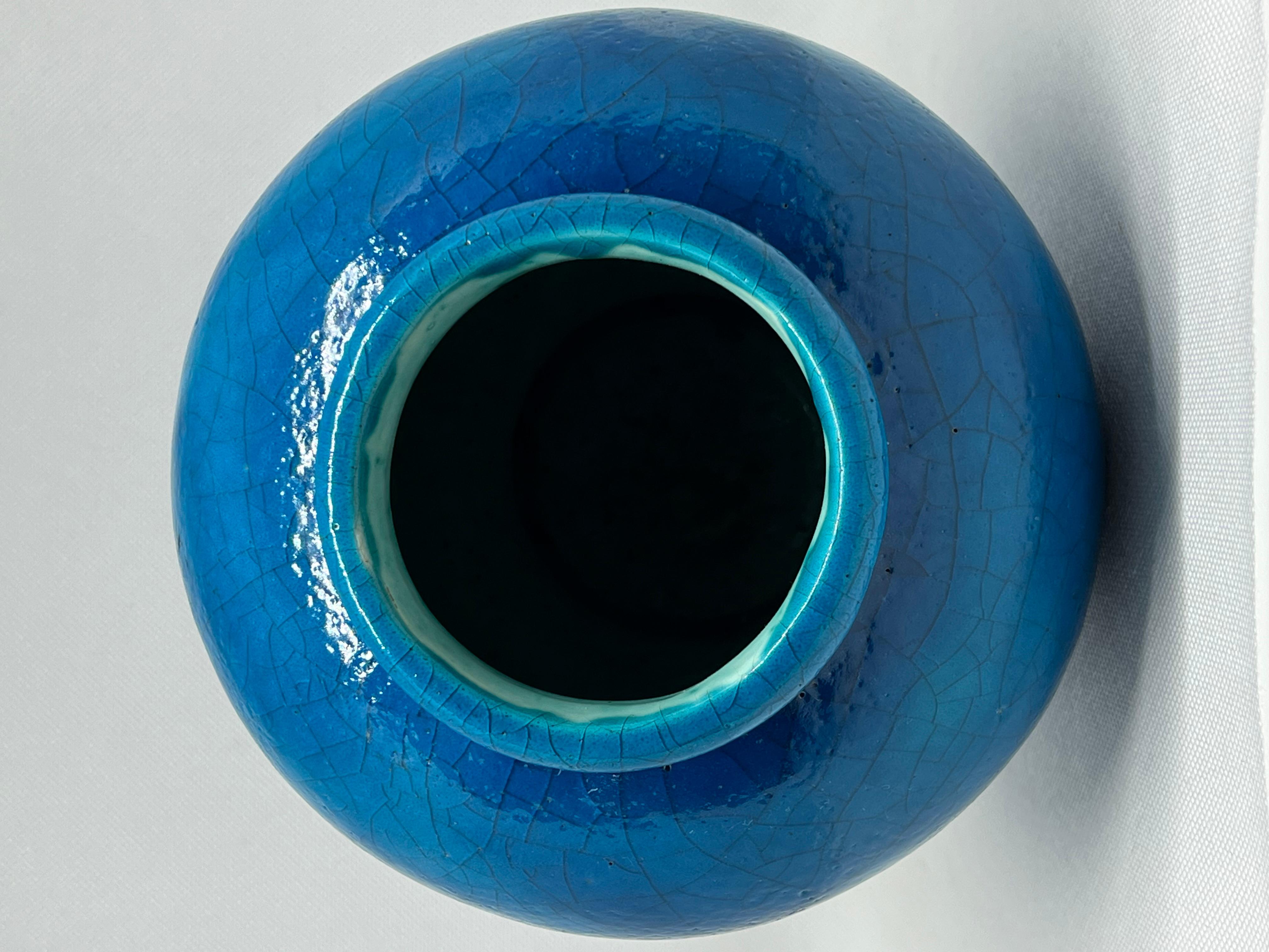 Début du 20ème siècle Vase français en faïence bleue égyptienne, vers 1920 en vente