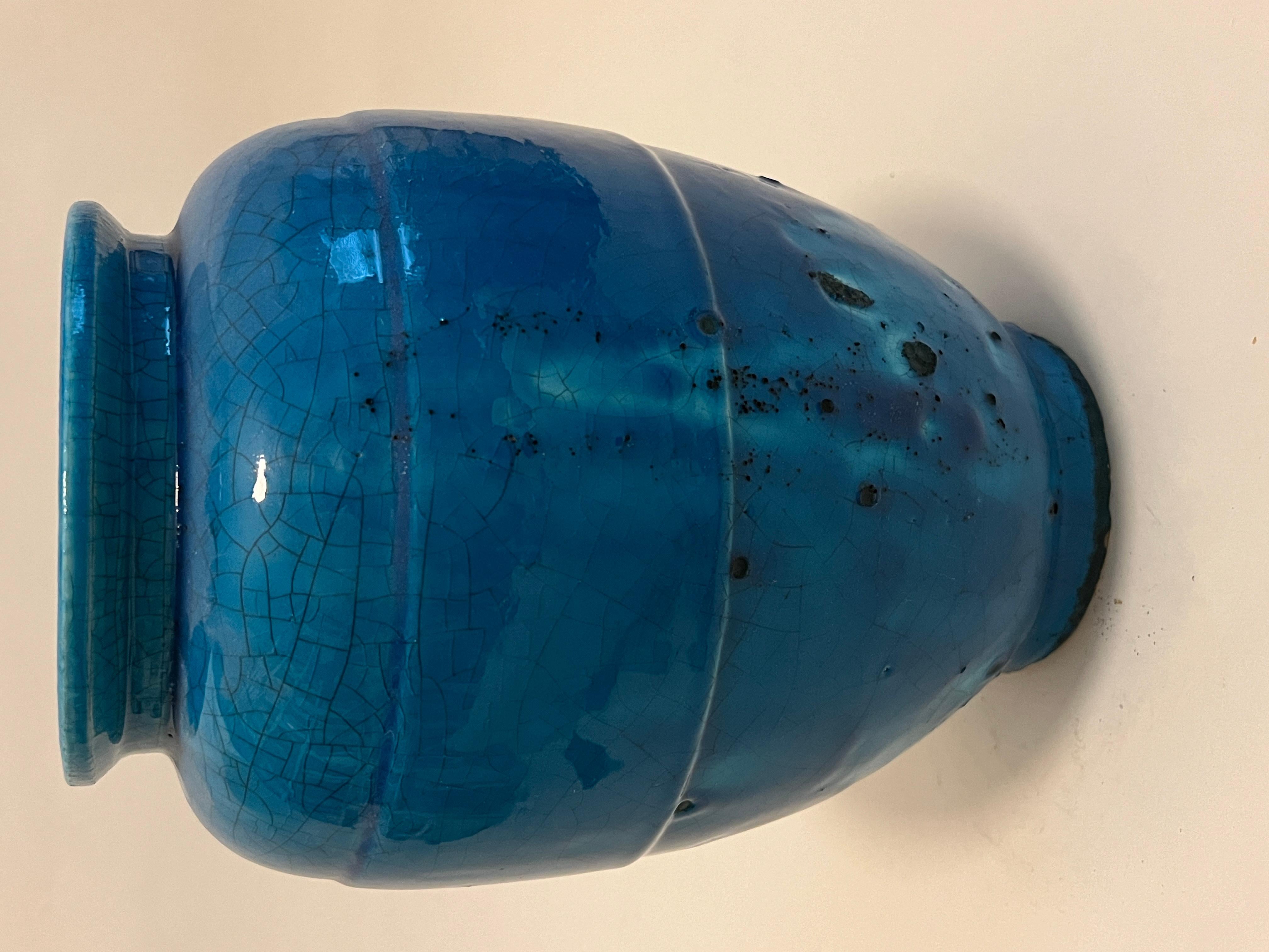 Vase en poterie française art déco avec une glaçure irrégulière de type Faience égyptienne.  Signé LACHENAL en bas.