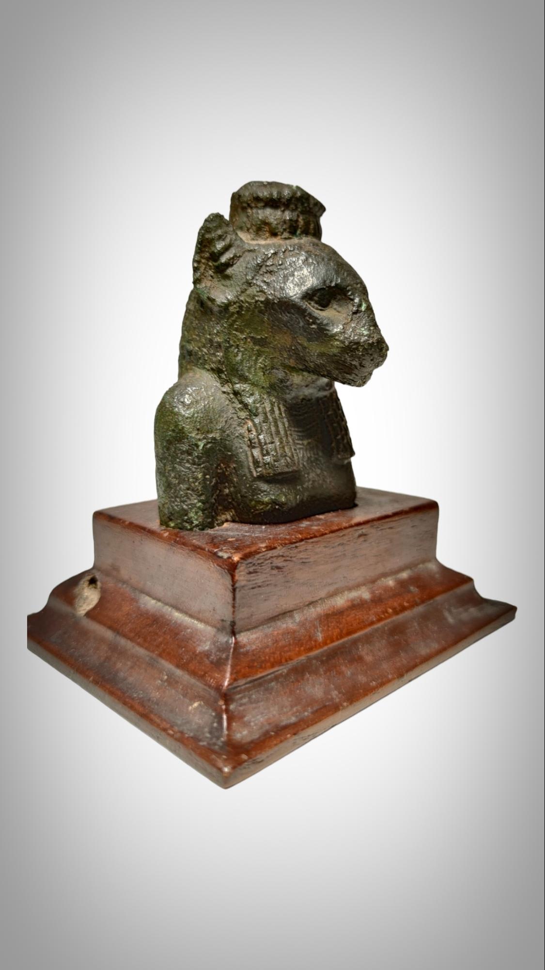 Egyptian Bronze Figure of a Seckhmet Lion-Headed Goddess, 21st/25th Dynasty, 1075-525 BC
The lion-headed goddess possibly seated.8x4x5 cm.Bronce macizo. Provenance: Collection Dr. Professor: Udo Oberem (1923-1986) November 24, 1986, Udo Oberem .