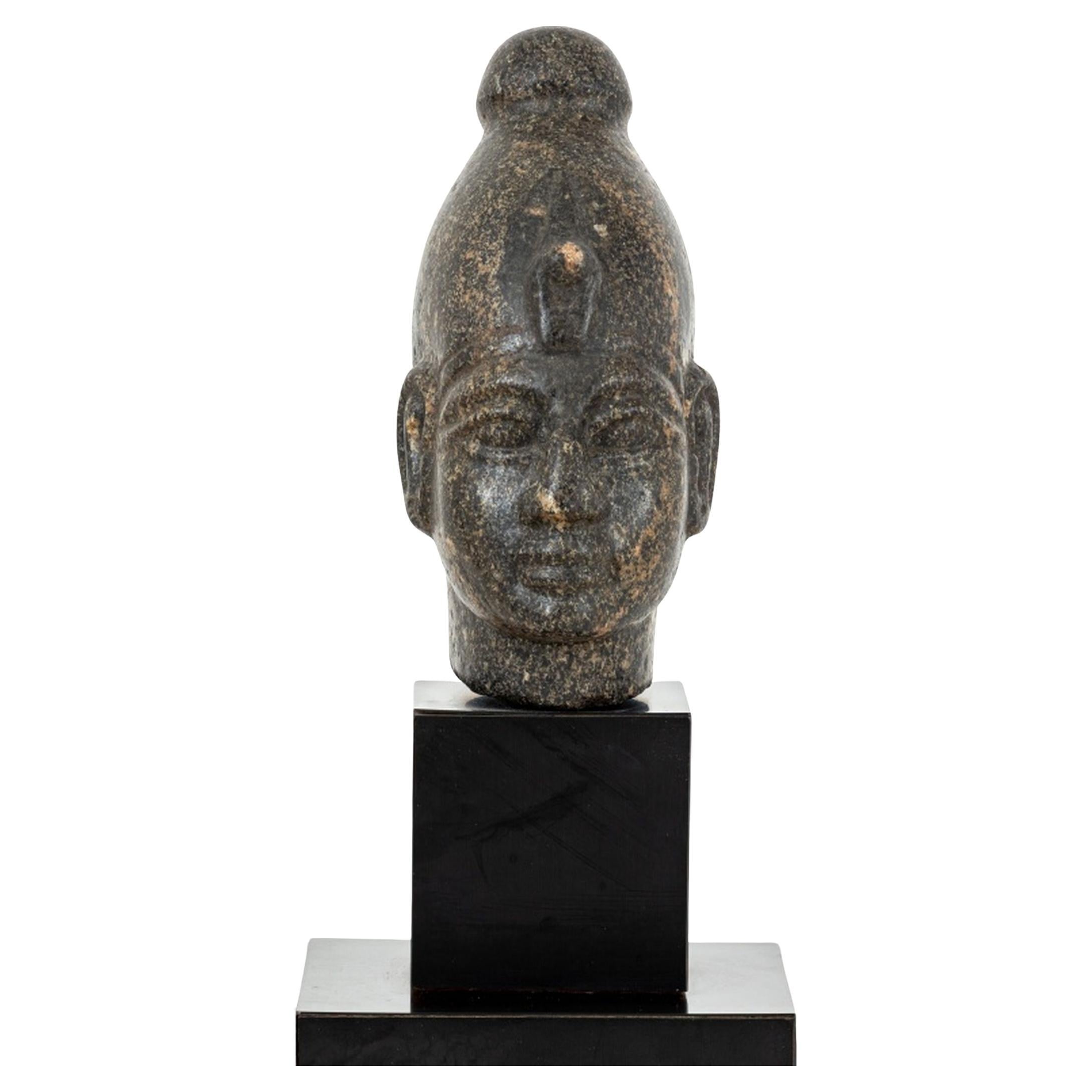 Scultura di testa egizia in pietra intagliata in vendita