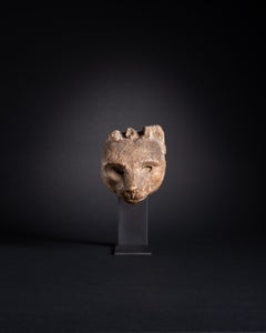 Cabeza de gato egipcio tallada en piedra caliza fósil