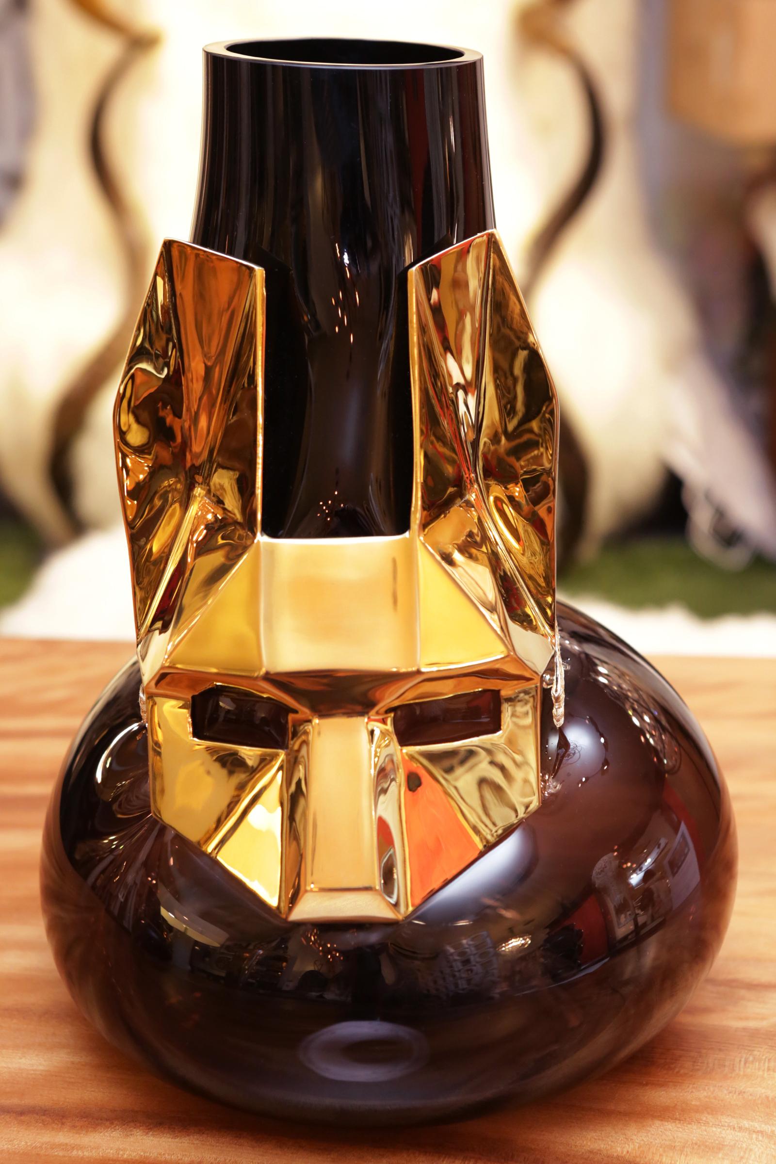 Vaso gatto egiziano realizzato con soffiatura a mano
in vetro nero e con maschera in bronzo con
finitura oro. Ogni pezzo è unico come il suo lavoro artigianale.
 