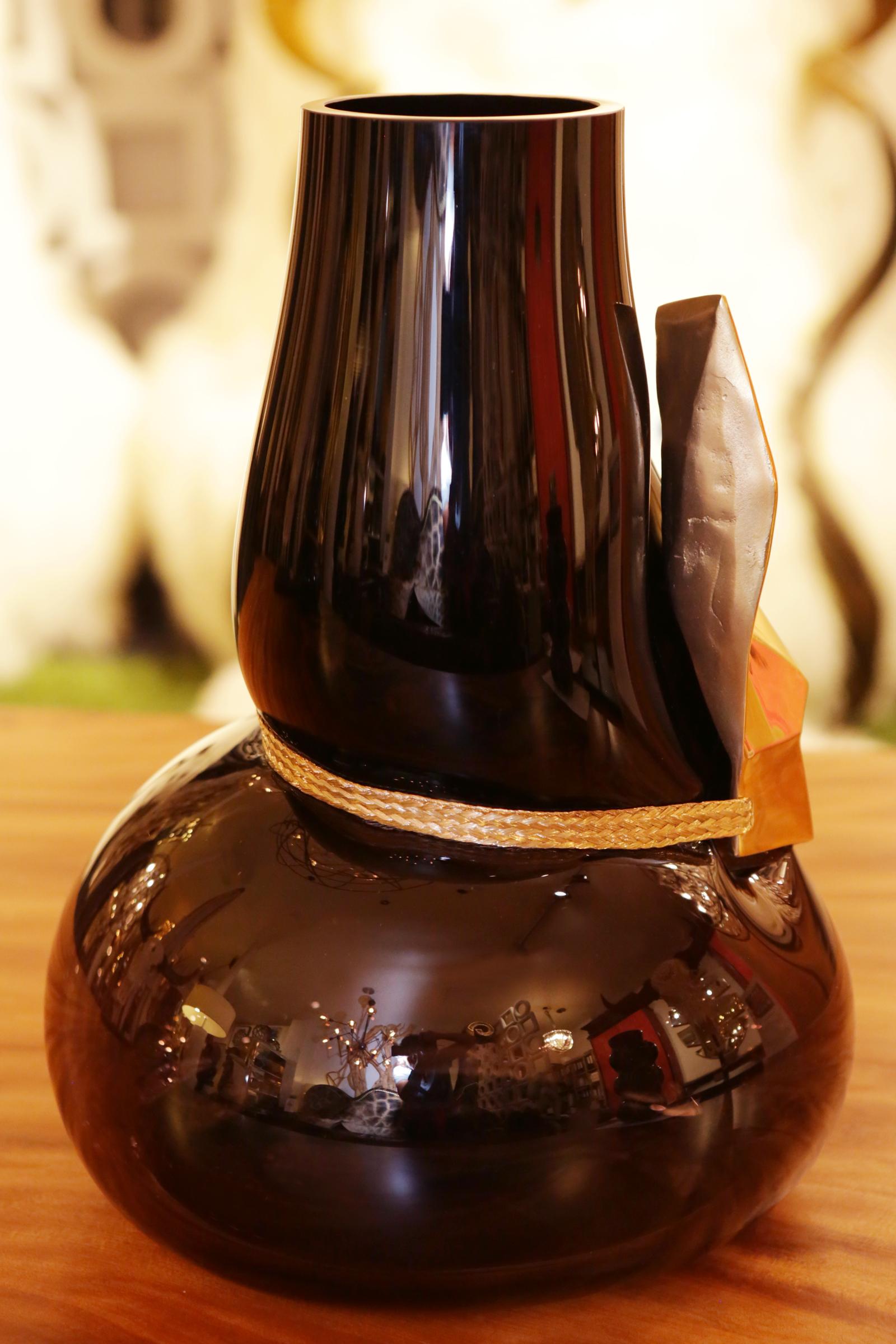 Français Vase masque de chat égyptien en verre noir et bronze en vente