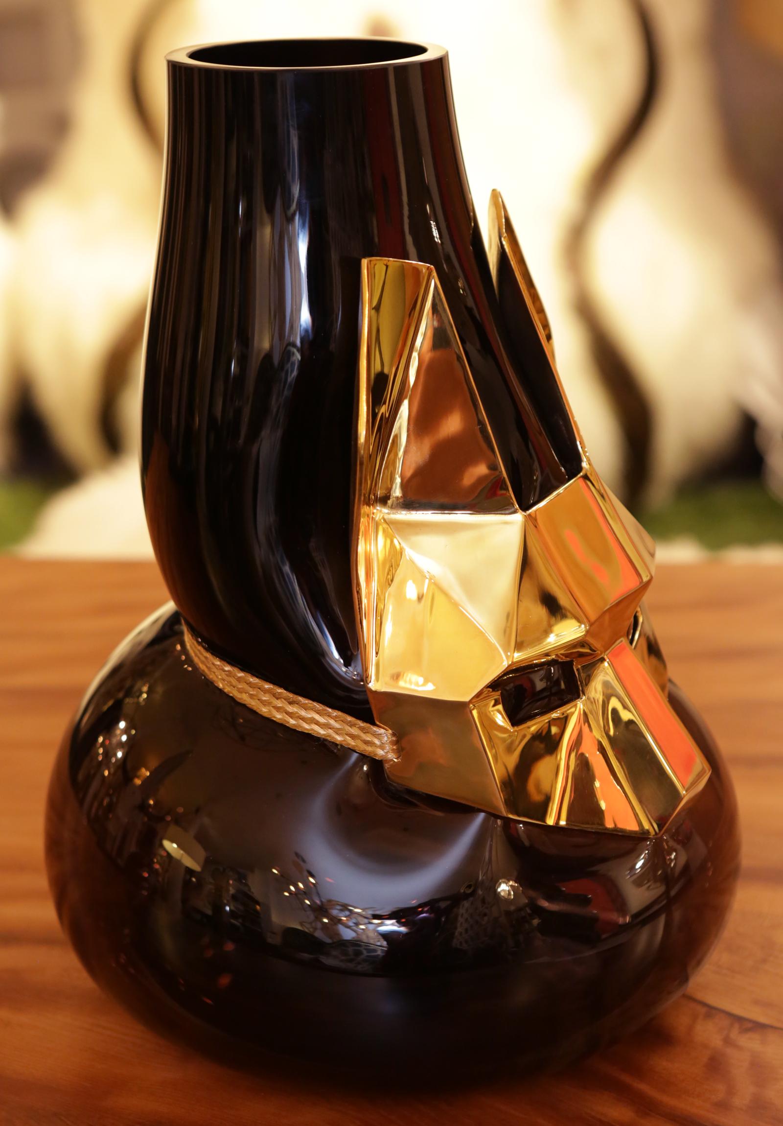 Fait main Vase masque de chat égyptien en verre noir et bronze en vente