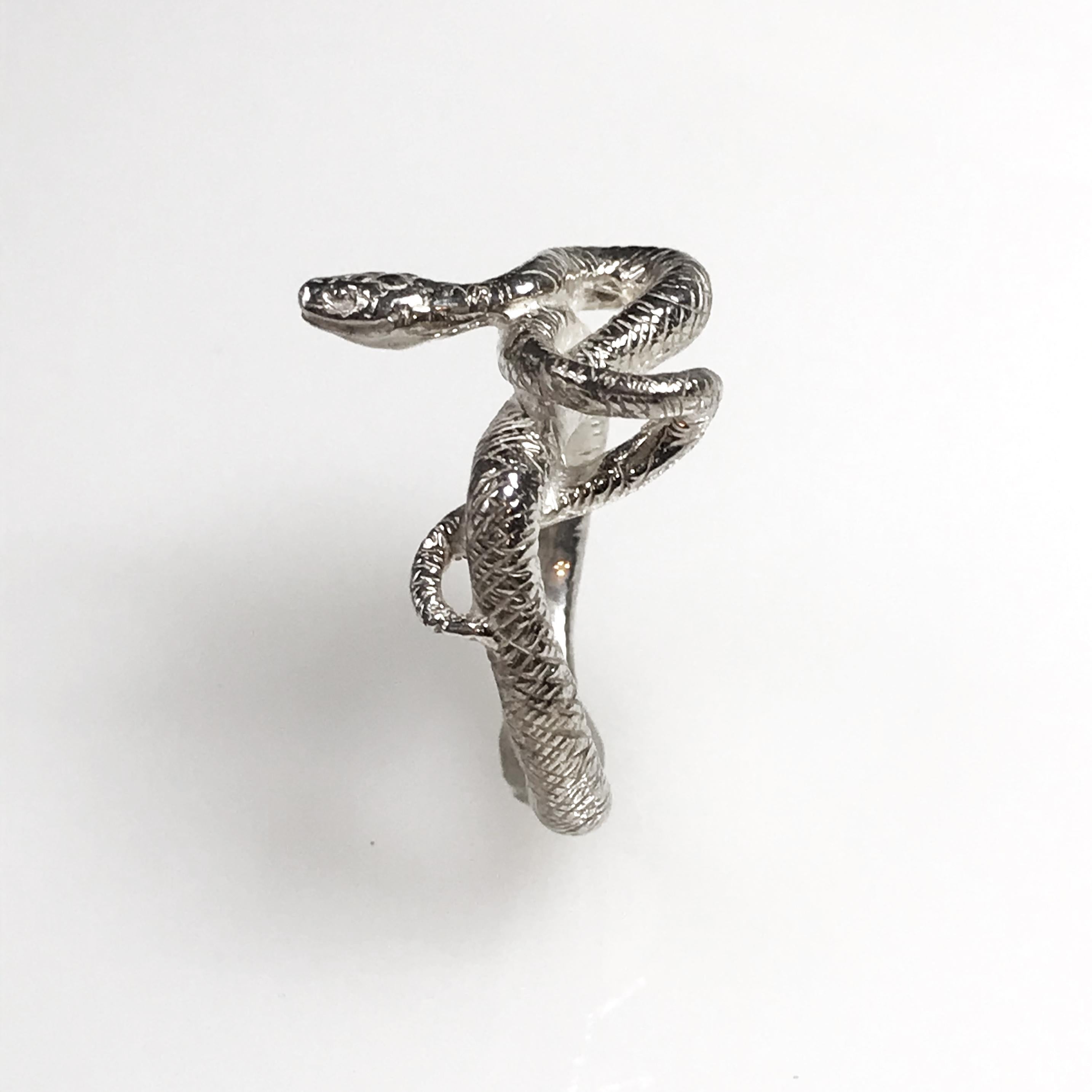 Ägyptischer, klobiger Wadjet-Ring mit gedrehter Schlange aus Sterlingsilber im Zustand „Neu“ im Angebot in London, GB