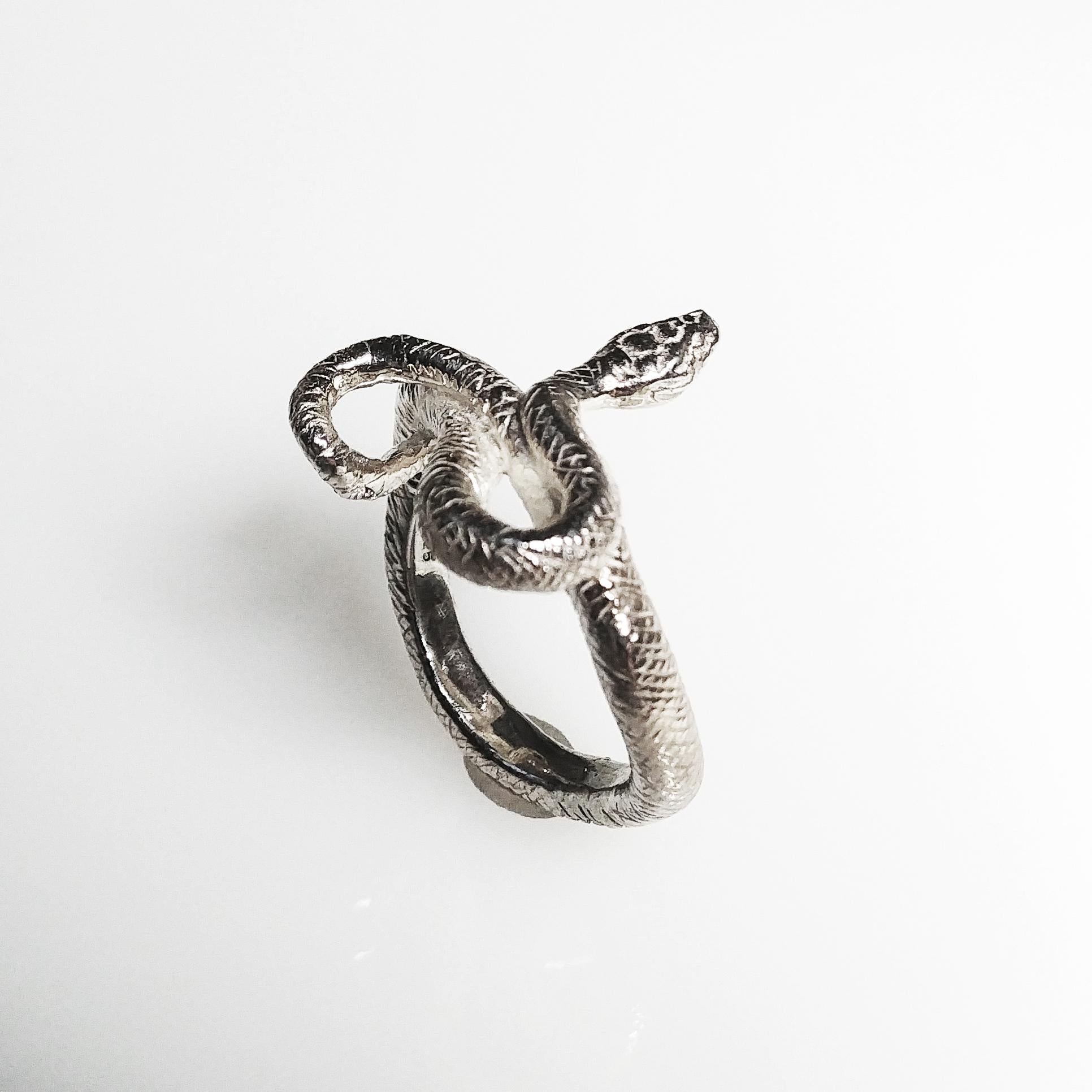 Ägyptischer, klobiger Wadjet-Ring mit gedrehter Schlange aus Sterlingsilber für Damen oder Herren im Angebot
