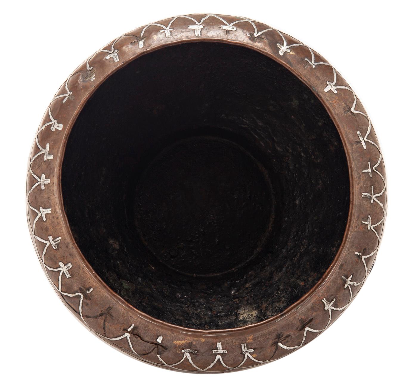 Argent Cacche-pot égyptien en cuivre avec incrustation en argent en vente