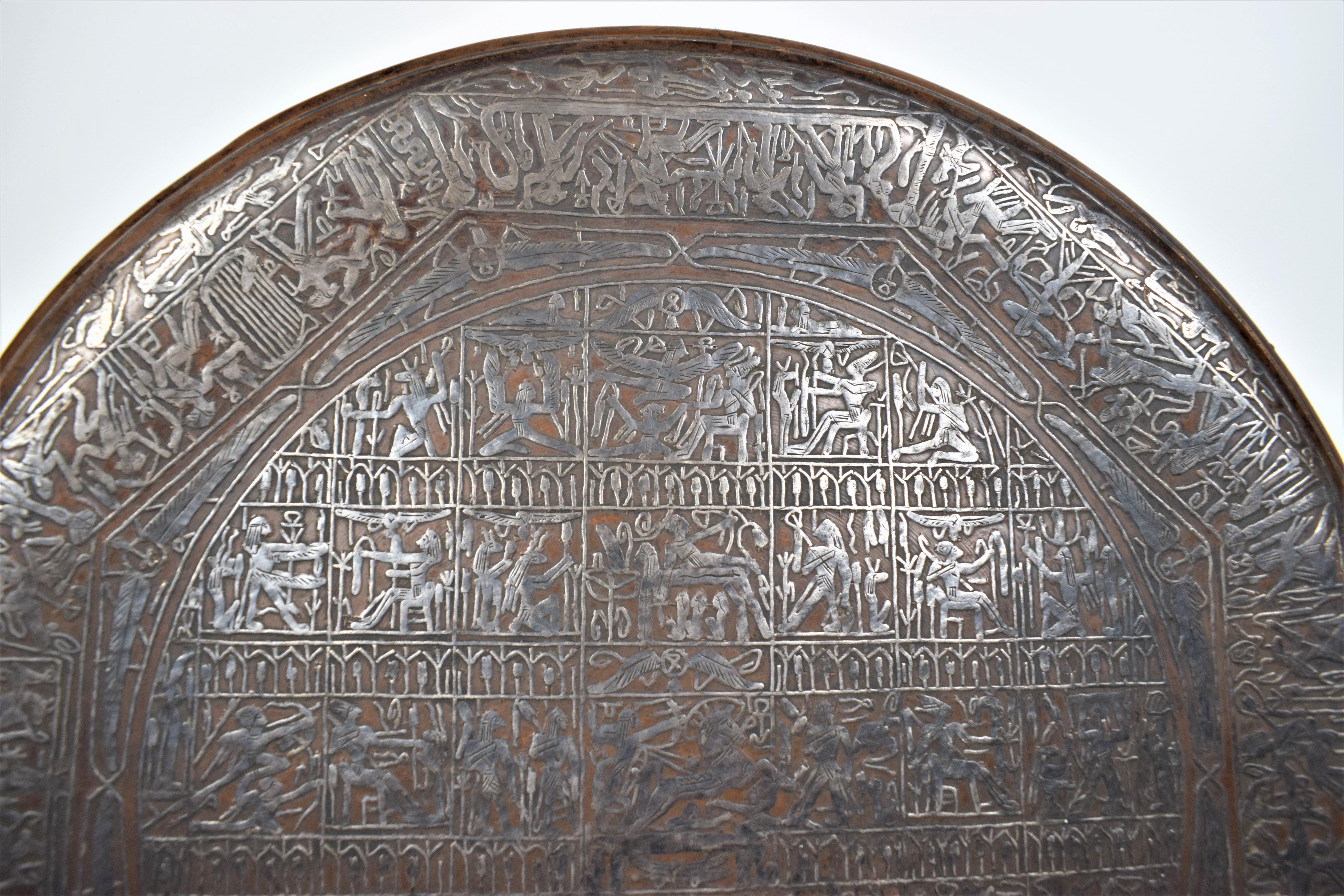 Égyptien Assiette égyptienne en cuivre avec hieroglyphiques incrustés d'argent, début du 19ème siècle en vente